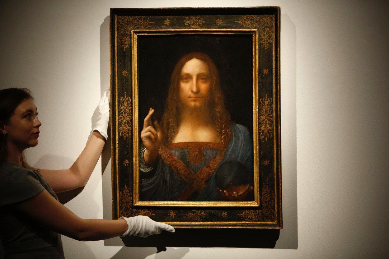 <h3>Leonardo da Vinci: Salvator Mundi (450 300 000 $)</h3><p>Obraz italského renesančního malíře Leonarda Da Vinciho se vydražil za 450,3 milionu dolarů, tedy v přepočtu 9,8 miliardy korun. Dílo zobrazující Ježíše Krista se tak podle aukční síně Christie's stalo nejdražším obrazem, který se kdy na světě prodal v dražbě. Původní odhady udávaly hodnotu díla 100 milionů dolarů, přepočtu 2,2 miliardy korun. Aukce trvala podle agentury AFP pouhých 19 minut. Dražit se začalo na částce 70 milionů dolarů, tedy 1,5 miliardy korun. Totožnost kupce aukční síň zatím nezveřejnila.</p>