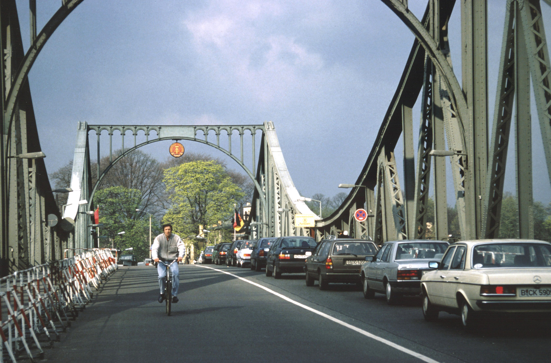 <h3>Život za zdí | Berlín 1990</h3><p>Neslavná kapitola v dopravě německého velkoměsta se překvapivě psala po pádu Berlínské zdi v listopadu 1989. Miliony lidí, kteří se kvůli rozdělení země na východní a západní část neviděli i desítky let, se rozhodli v rámci následných dubnových oslav Velikonoc navzájem navštívit. <strong>Důsledkem byl dopravní kolaps, v němž podle odhadů uvízlo na 18 milionů vozidel, a to na silnici s průměrným průjezdem 500 tisíc aut denně</strong>. Diktatury se tak východní Němci zbavili, ale v pomyslném dopravním „vězení“ si museli ještě chvíli počkat. </p>