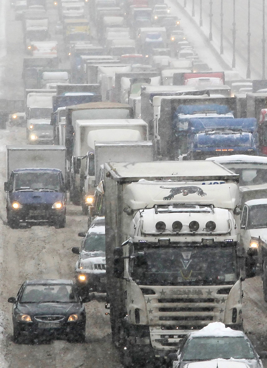 <h3>Zima jako v Rusku | Moskva a Petrohrad 2012</h3><p>Pověstná ruská zima dokáže během několika hodin proměnit v motoristickou noční můru i spojnici dvou nejlidnatějších měst v zemi – Moskvy a Petrohradu. Během vánice v roce 2012 napadlo na dálnici M-10 přes 90 cm sněhu a jeho odklízení bylo kvůli počasí natolik komplikované, že <strong>na 55km úseku zůstal v obou směrech průjezdný jen jeden pruh. V koloně, jež se táhla na vzdálenost 200 km a zmizela až po třech dnech, uvízlo obrovské množství lidí</strong>. Obchody a podniky okolo cesty proto zvedly ceny a rozhodly se na dopravní krizi vydělávat. Ruská vláda neposkytla řidičům žádnou speciální pomoc a nechala situaci na místních cestářích. </p>