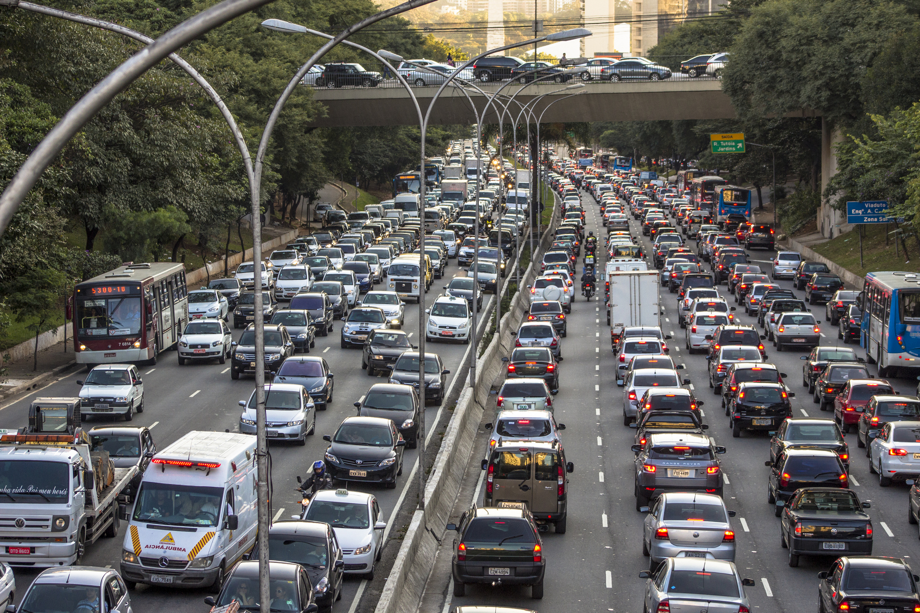 <h3>Noční můra motoristů | São Paulo 2009</h3><p>Brazilské São Paulo se řadí k městům s nejhorší dopravní infrastrukturou na světě. Metropole navíc nestačí reagovat na ekonomický růst země – v současnosti totiž na tamní silnice přibude 900 nových aut denně. <strong>Tristní situace však panovala už v předchozích letech: 10. června 2009 tak město neuneslo tíhu večerní špičky, doprava zkolabovala a zablokovaných zůstalo 291 km vozovek</strong>. Uvolňovaly se přitom jen zvolna a pomalu, ovšem řidiči v São Paulu jsou na průtahy zvyklí: V zácpě stráví průměrně čtyři hodiny denně.</p>