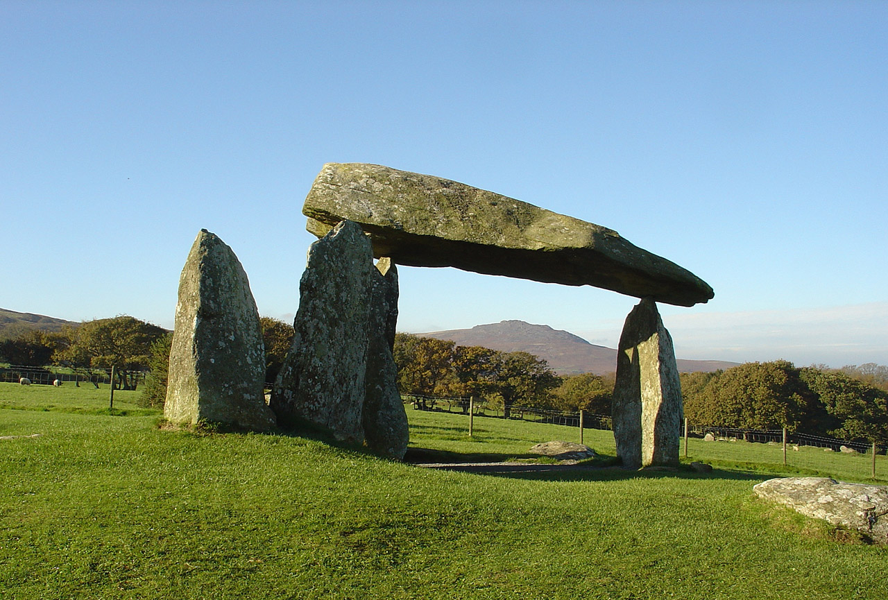 <p>Již v pravěku Wales obývaly kmeny, které po sobě zanechaly mnoho kamenných staveb. Jednou z nejpůsobivějších památek je dolmen Pentre Ifan z období neolitu.</p>