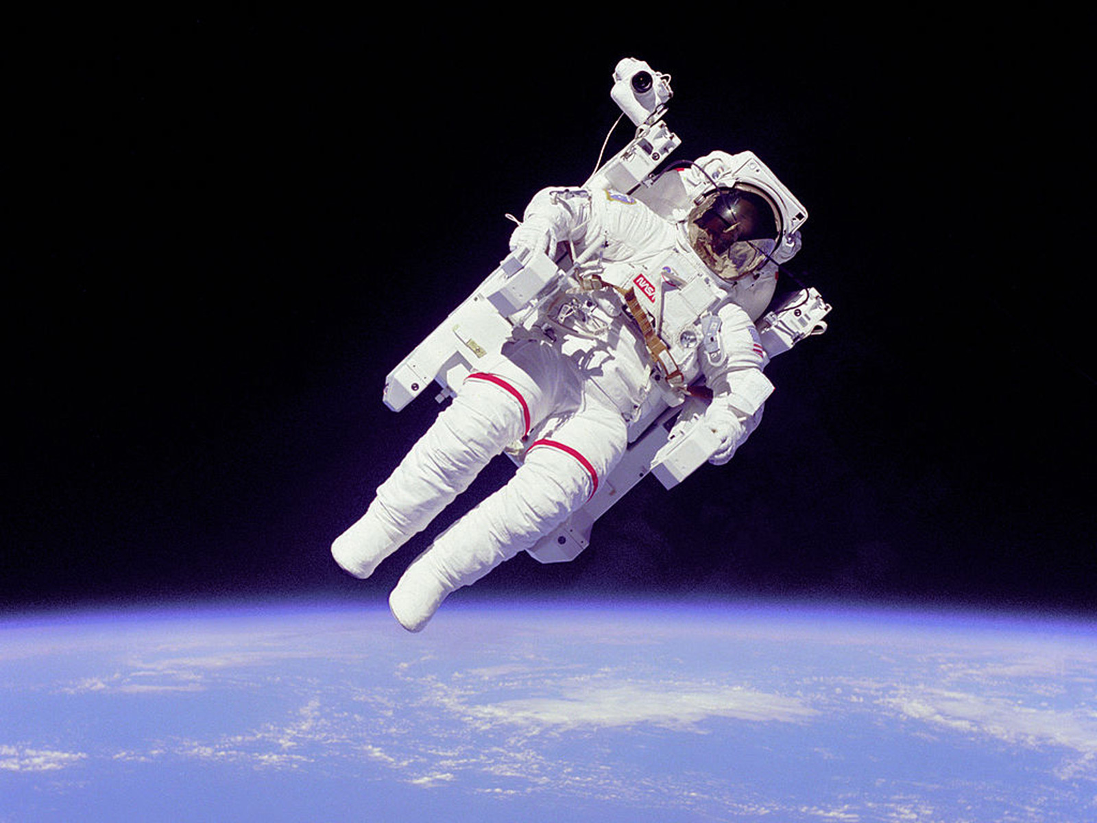 <p>Astronaut Bruce McCandless II bez jištění ve vesmíru, při letu raketoplánu Challenger v roce 1984. Bez skafandru by přišel o vědomí asi za patnáct sekund</p>