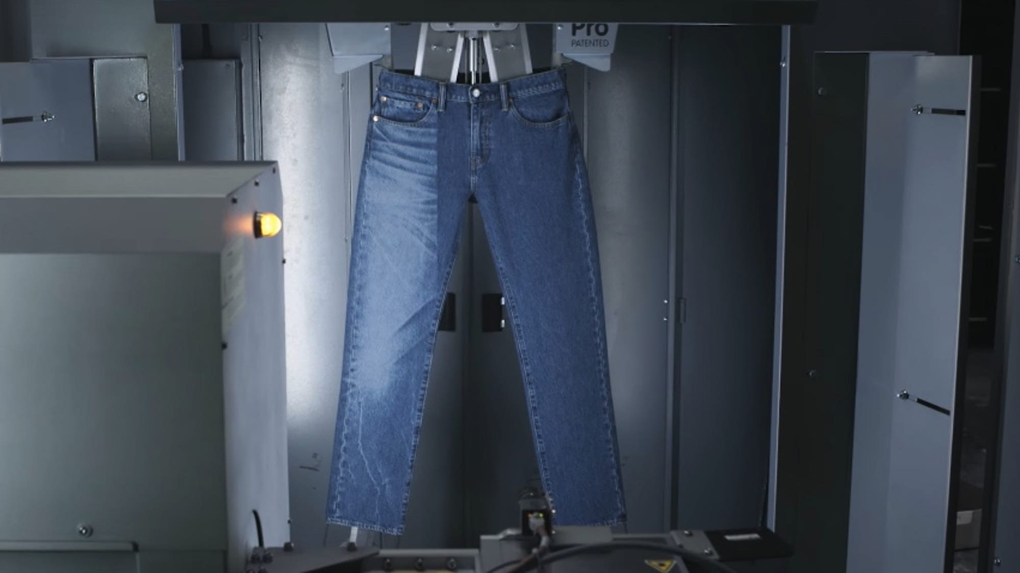 <p>Výroba obnošených džínsů ve společnosti Levi Strauss & Co.</p>