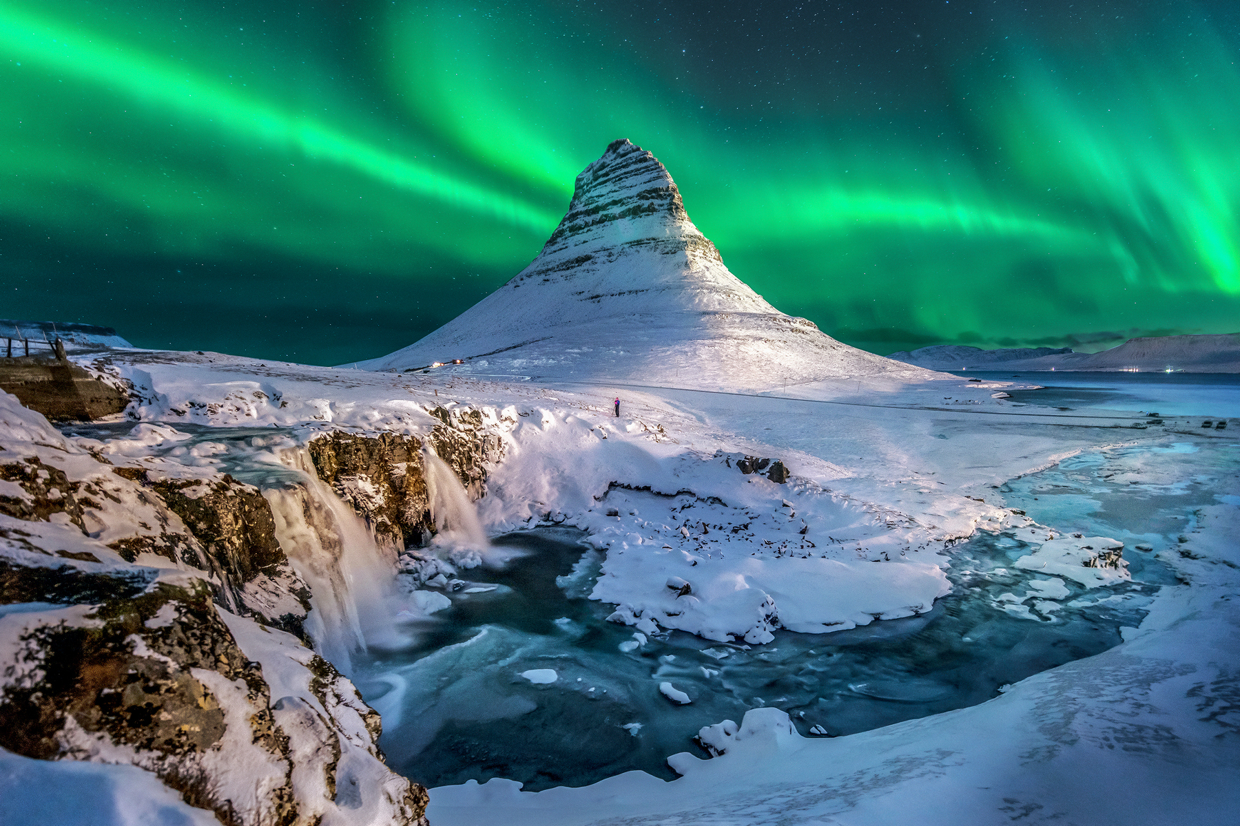 <h3>Hora utopená v záři - Kirkjufell, Island</h3><p>I kdyby neměl žádné polární záře, nabízí Island nepřeberné množství přírodních pokladů – od ledovců přes gejzíry a mohutné vodopády až po sopky. Jsou to však právě dobře pozorovatelné světelné úkazy na obloze, které se s ostrovem nerozlučně pojí. Ty nejkrásnější lze sledovat ze 463 m vysoké hory Kirkjufell na západním pobřeží. Při troše štěstí je však spatříte i na předměstí Reykjavíku, kde se k tomu jako ideální stanoviště nabízí maják Grotta.</p>