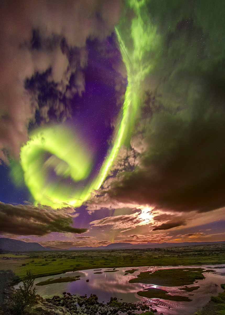 <h3>Spirály nad Islandem - Thingvallavatn, Island</h3><p>Island je pro pozorování polárních září zemí zaslíbenou. Tuto spirálu zachytil fotograf na pomezí dne a noci nad jezerem Thingvallavatn na jihozápadě ostrova. Voda vyplňuje zlom, v němž se do sebe zaklesávají dvě tektonické desky – Euroasijská a Severoamerická.</p>