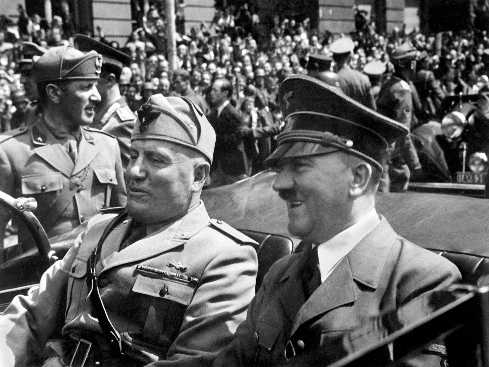 <p>Adolf Hitler disponoval týmem patnácti degustátorů potravin, kteří vše, co bylo pro vůdce připraveno, nejprve důkladně ochutnávali. Díky tomu patří Hitlerův jídelníček mezi „nejprobádanější“ témata dějin každodennosti 20. století.</p>