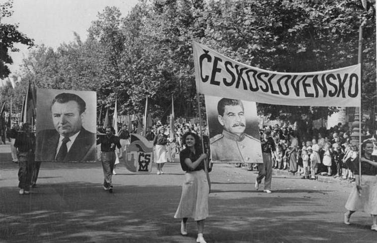 <p>V květnu 1945 měla strana asi 250 000 členů, kdežto koncem roku 1948 jich už bylo 2 300 000</p>