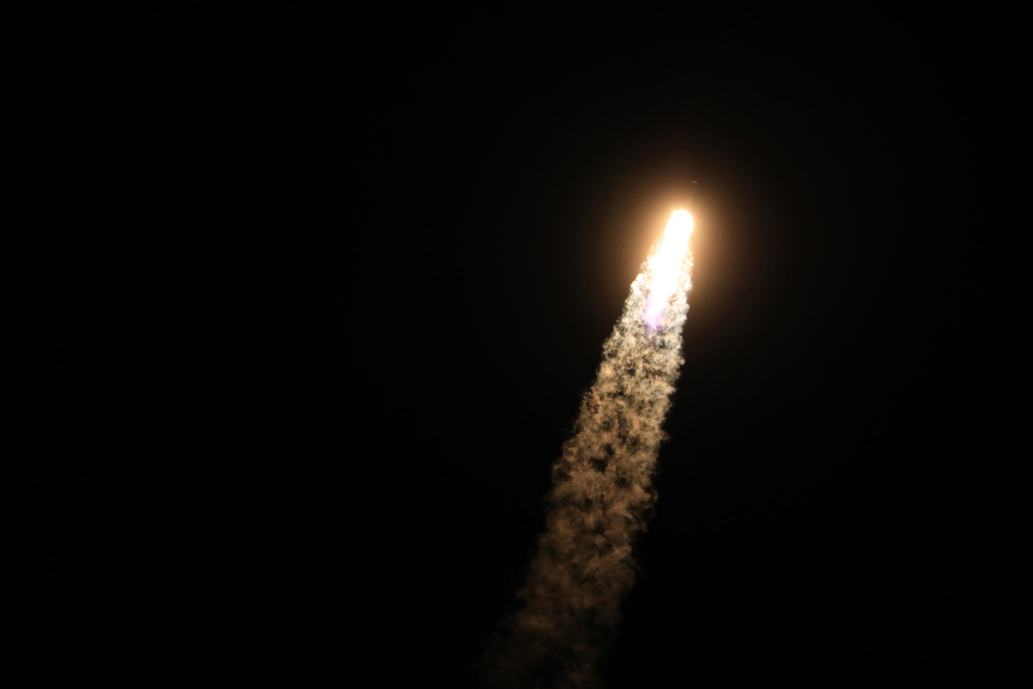 <p>Start mise CRS-15 na Floridě před úsvitem</p>