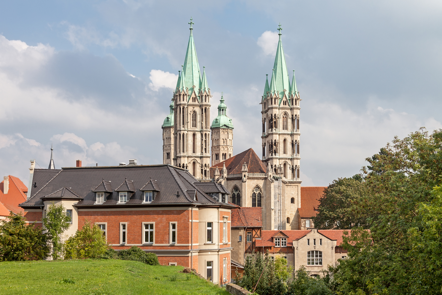 <h3>Proměny v kameni </h3><p><strong>Katedrála v Naumburgu | Německo</strong></p><p>Katedrála v Naumburgu se začala stavět roku 1028 a její původně románskou strukturu dnes lemují dva pozdější gotické chóry: Ten západní se datuje do poloviny 13. století a podává unikátní svědectví o proměnách náboženství i vědy, jež se promítaly v umění. Chór a sochy v životní velikosti vytvořil v letech 1240–1260 vynikající umělec vrcholné gotiky známý jako Naumburgský mistr.</p>