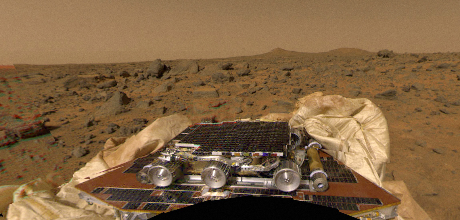 <p>Mars Pathfinder poprvé použil k dosednutí airbagy – a poprvé dopravil na rudou planetu robotické vozítko</p>