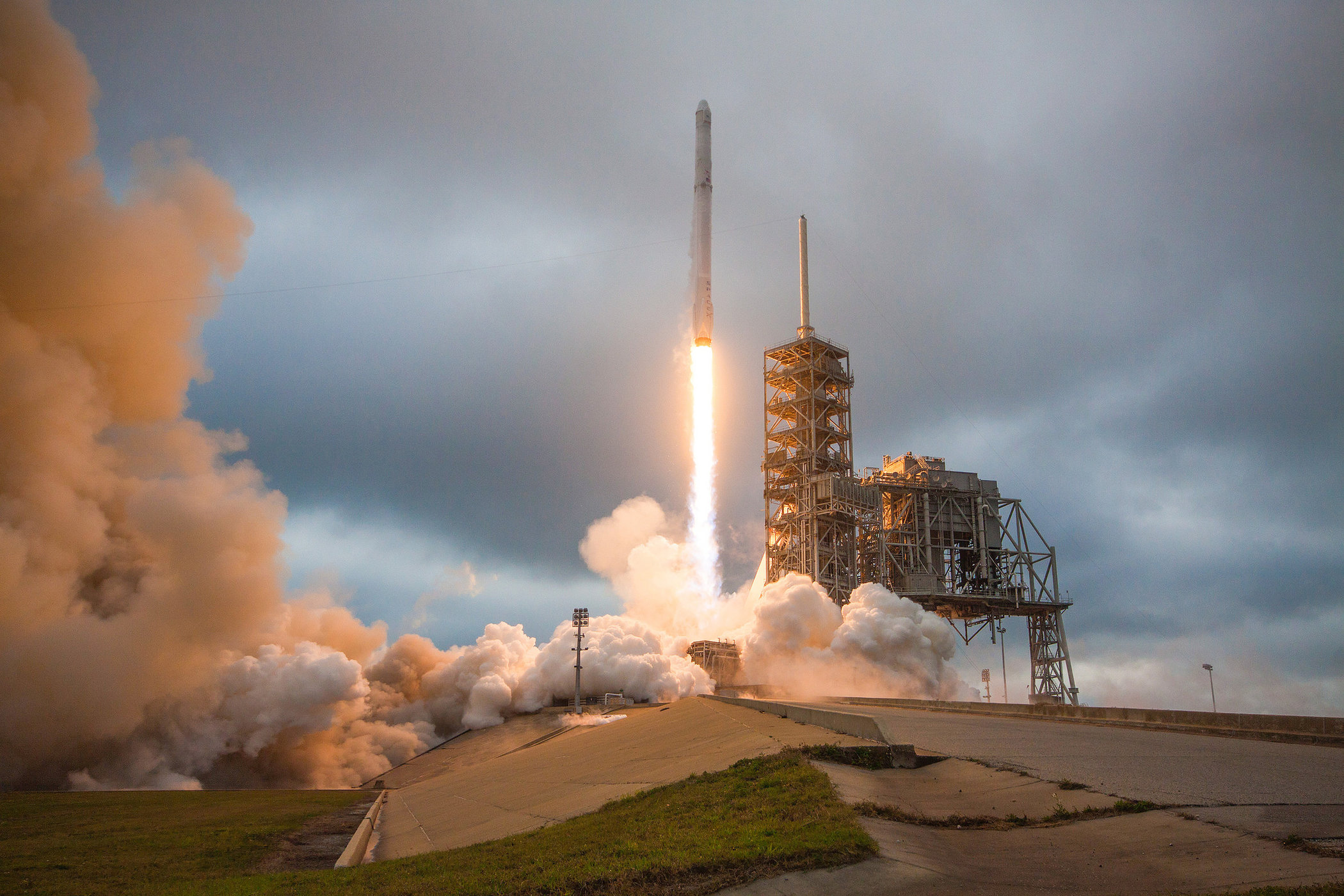 <p>Start rakety Falcon 9 s nákladní lodí Dragon 19. února 2017. K ISS má dnes zamířit stejná loď.</p>