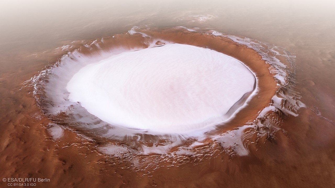 <p>Pohled do kráteru Koroljov na složeném snímku evropské sondy Mars Express</p>