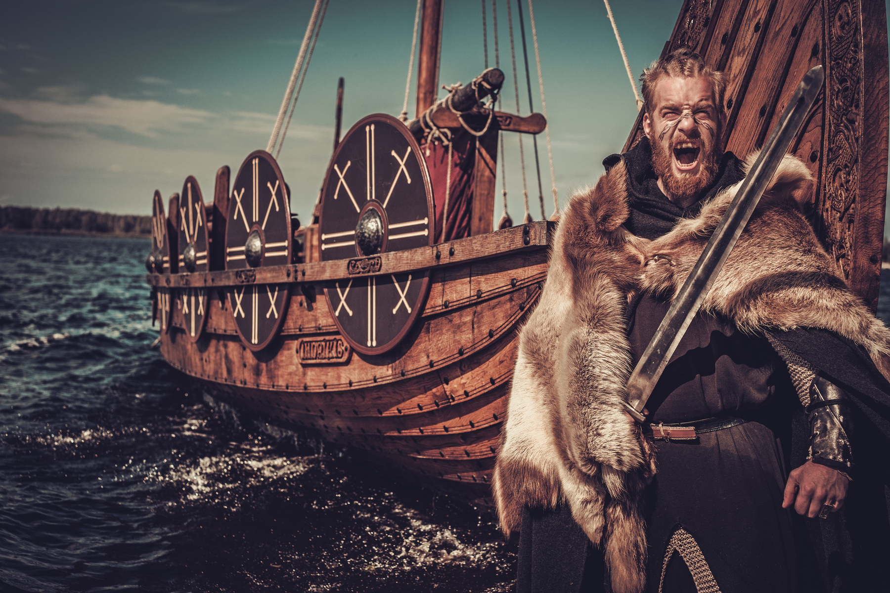 <p>Grónsko pro Vikingy objevil vyhnanec Erik Rudý, který svou loď z Islandu nasměroval podle bájných příběhů.</p>