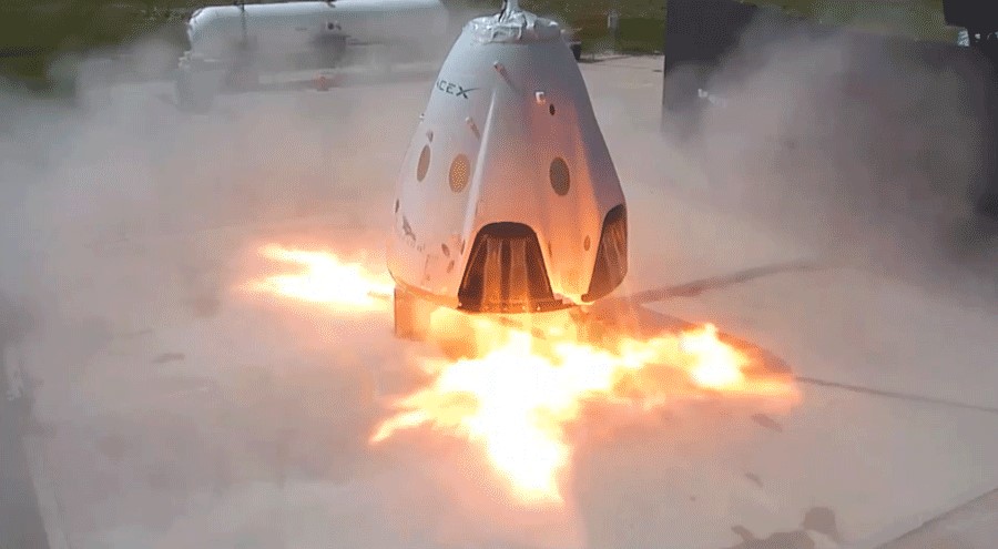 <p>Test motorů SuperDraco kosmické lodi Crew Dragon</p>