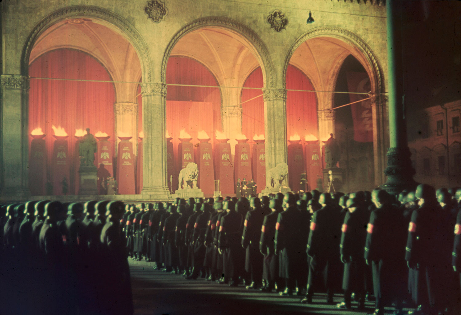 <p>Nekvalitní, ale o to sugestivnější snímek rituální přísahy nových členů SS, Mnichov 1938</p><p> </p>