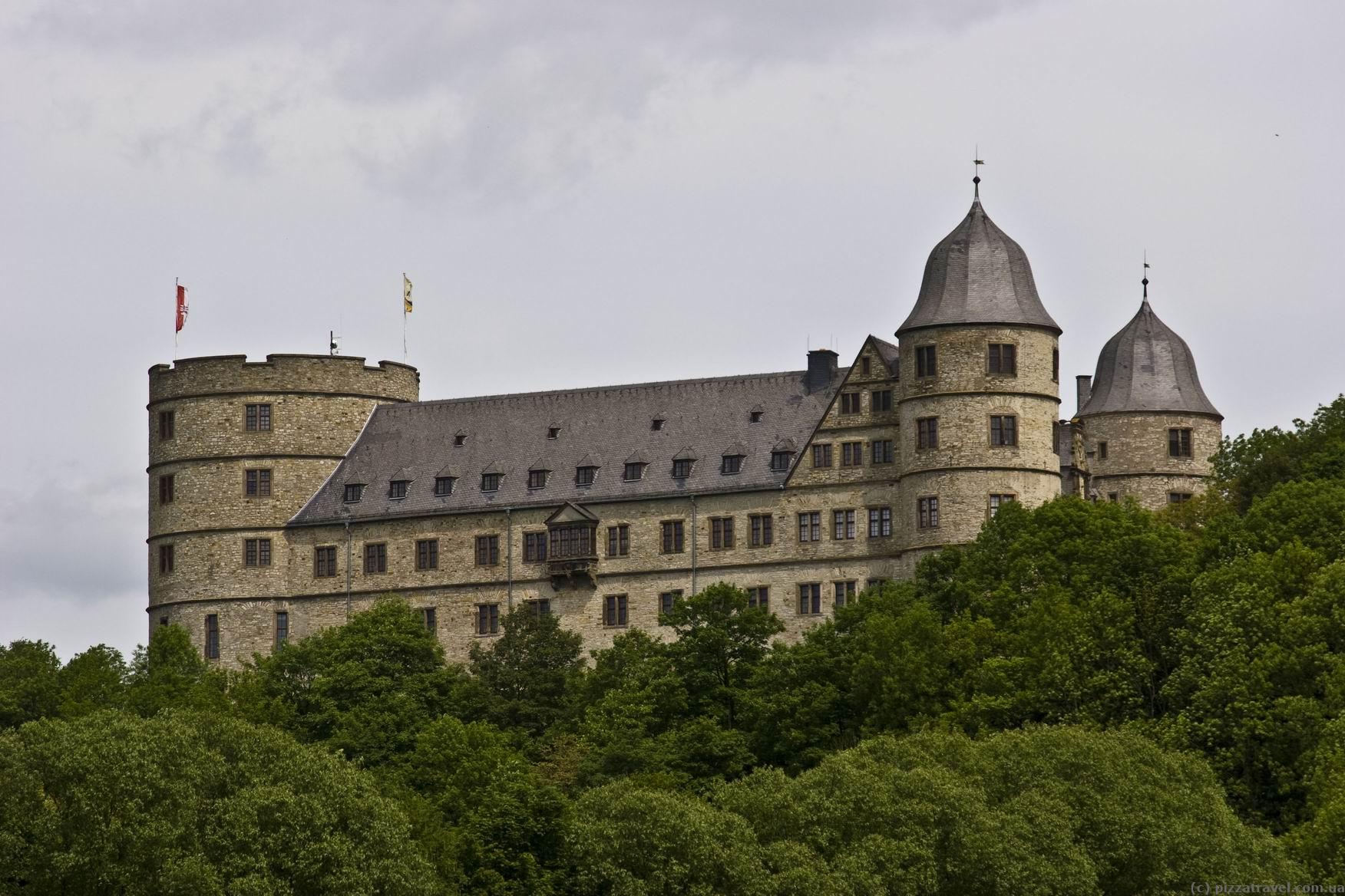 <p>Z hradu Wewelsburg se Himmler snažil vybudovat sídlo SS po vzoru Malborku ci mytického Kamelotu</p>