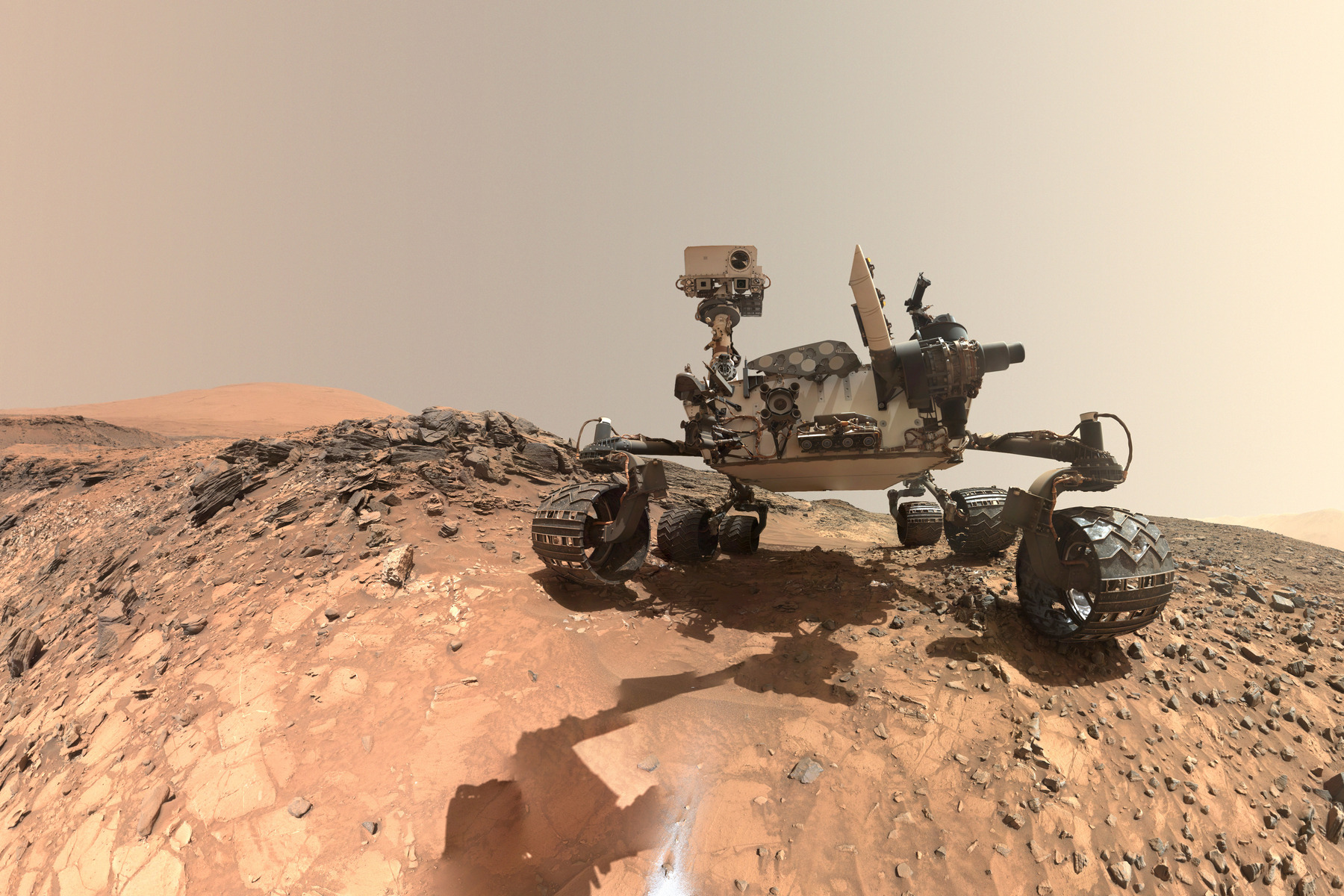 <h3>Marsovské selfie </h3><p>Rover <strong>Curiosity</strong> <em>(anglicky „zvídavost“)</em> přistál na Marsu 6. srpna 2012, s cílem zkoumat tamní klima i geologii a pátrat po stopách vody či živých organismů. Mise měla trvat dva roky, následně však byla prodloužena na neurčito a Curiosity pracuje dodnes. Snímek z 5. srpna 2015 jej zachycuje na úbočí hory Mount Sharp, těsně před navrtáním kamene pojmenovaného Buckskin.</p>
