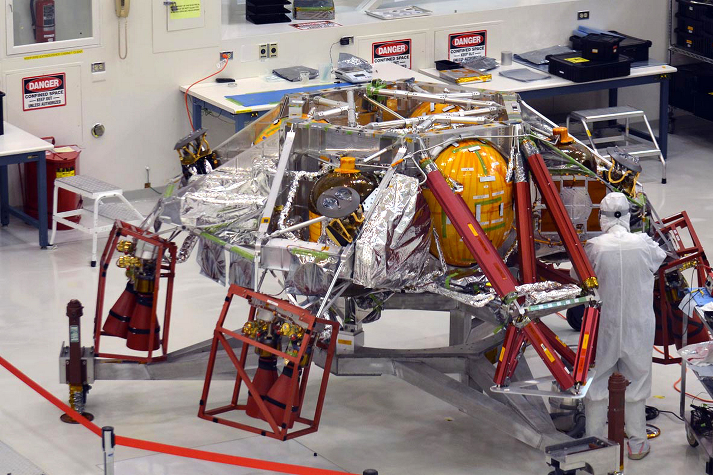 <h3>Připravujeme budoucnost</h3><p>Zatímco loni na povrchu Marsu bezpečně přistála sonda InSight a momentálně jej aktivně zkoumá, NASA už připravuje následující misi k rudé planetě: Uskutečnit by se měla v červenci 2020, a pokud všechno půjde podle plánu, přibude v rodině marsovských vozítek další dálkově ovládaný člen.</p>