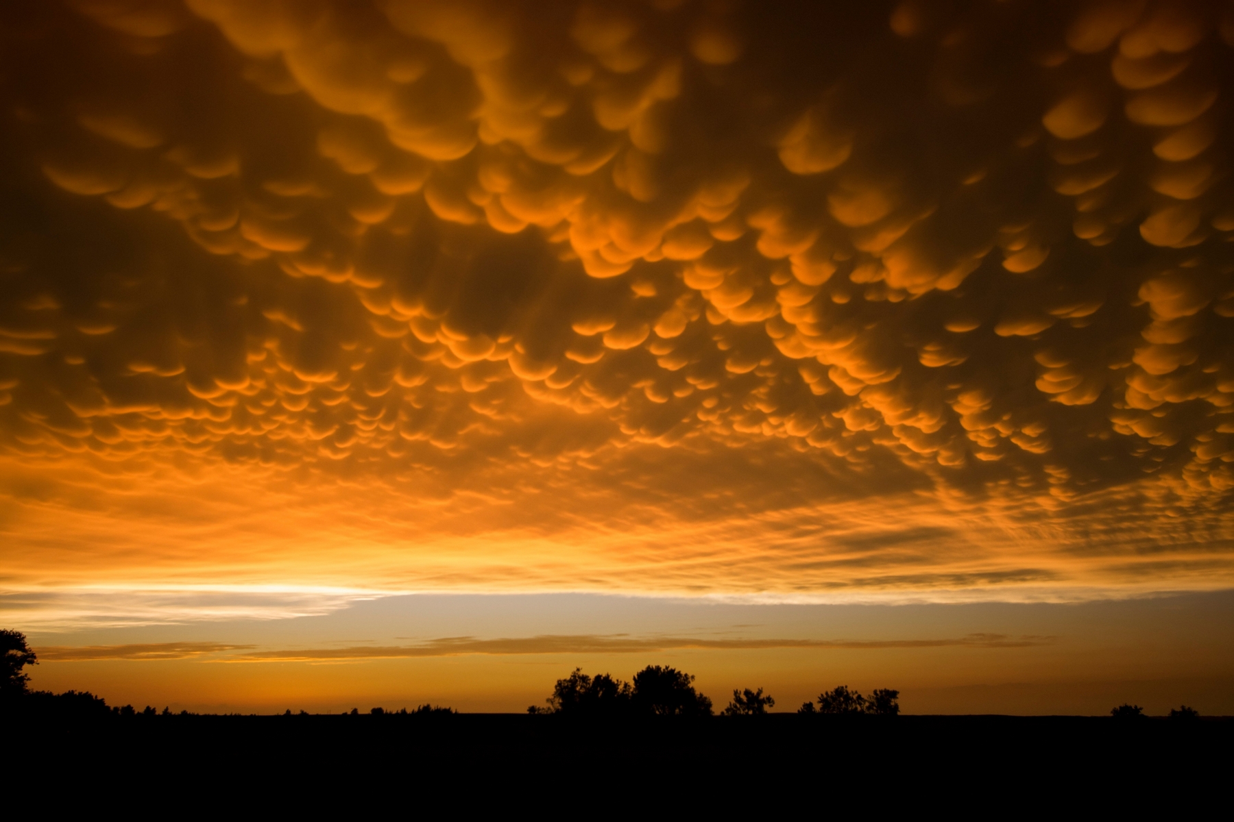 <h3>Velkolepá večerní výzdoba</h3><p>Oblaka typu <strong>mammatus</strong> poznáte snadno podle desítek až stovek oblých výběžků, které „visí“ pod hlavní vrstvou. Pokud navíc fotograf trefí teplé světlo zapadajícího slunce a zachytí oblaka při bočním osvětlení, naskytne se vám úchvatná podívaná.</p>
