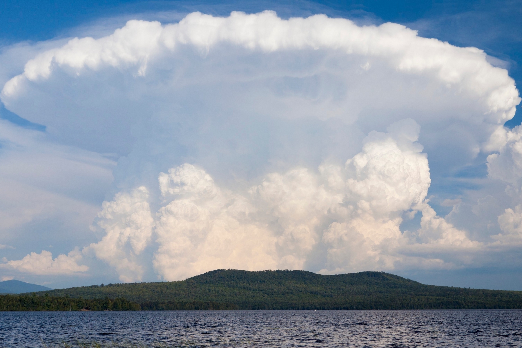 <h3>Blíží se bouřka  </h3><p>Bouřkový mrak <strong>cumulonimbus</strong> dostal výstižný český název dešťokupa a rozhodně nepatří mezi vzácné úkazy. Většinou je mírně neforemný a skrývá se mezi ostatními mraky. Dosahuje do výšky 5 až 15 kilometrů a může mít typický tvar houby. Jen málokdy se ho podaří zachytit na snímku tak dokonale symetricky, jak se to povedlo fotografovi u amerického jezera Umbagog.</p>