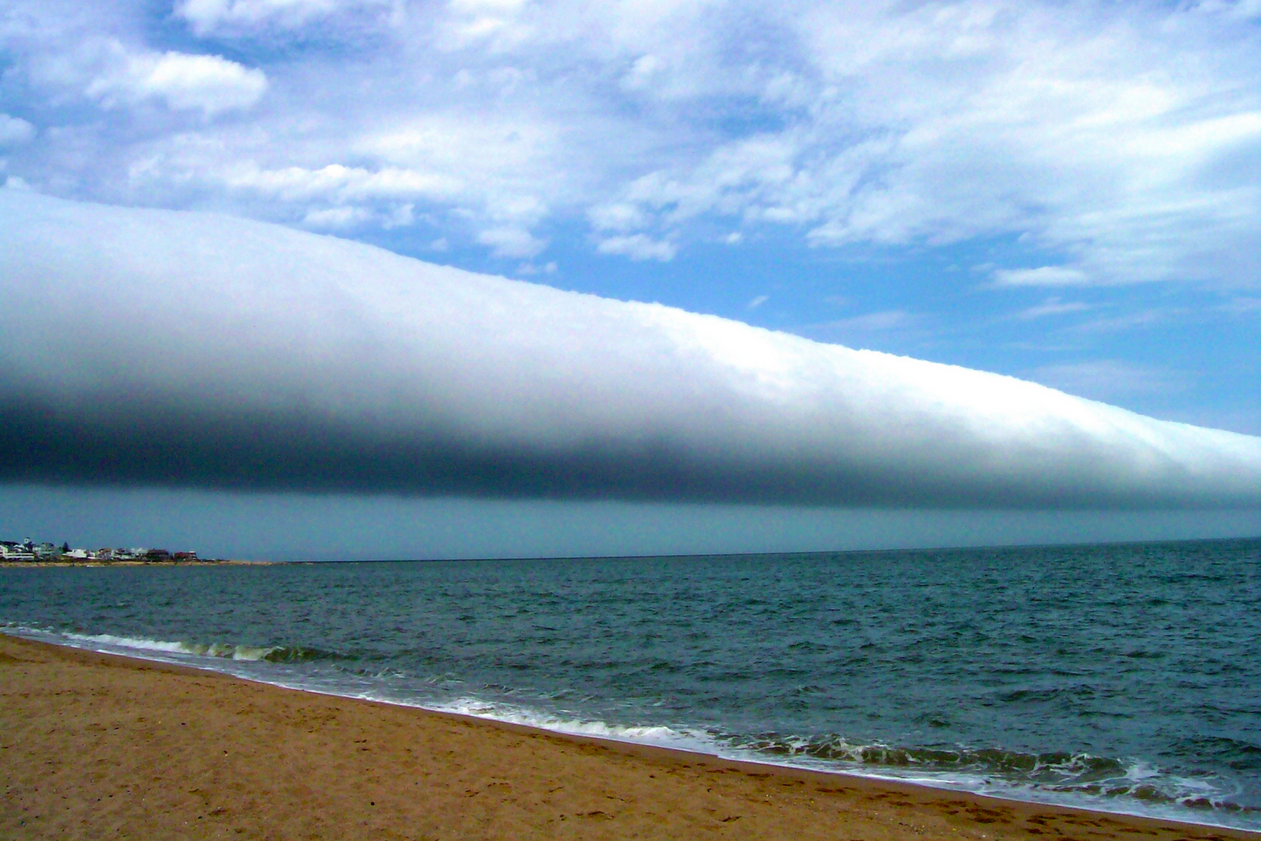 <h3>Záhadný oblak </h3><p><strong>Rotorový oblak</strong> (neboli roll cloud) působí poněkud výhružně a svou výjimečností přitahuje mnoho záhadologů. Jeho vznik se připisuje mimozemšťanům i systému HAARP, který na Aljašce zkoumá ionosféru země. Ve skutečnosti ale vzniká kombinací chladného moře, pobřeží a vhodného proudění větrů, proto se vyskytuje velmi vzácně.</p>