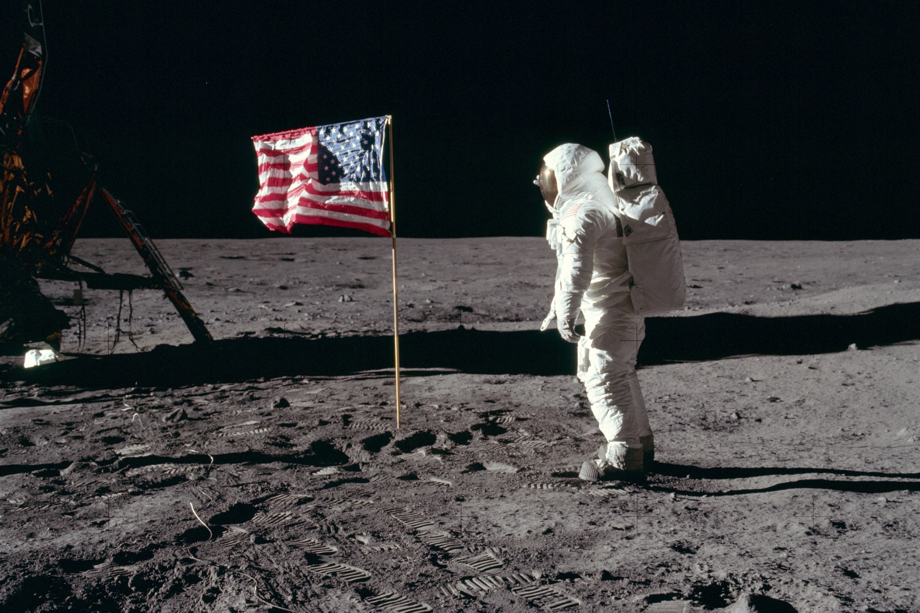 <p>Pilot lunárního modulu Buzz Aldrin se stal druhým člověkem, který kdy vstoupil na povrch Měsíce. Tím prvním byl jeho kolega Neil Armstrong.</p>