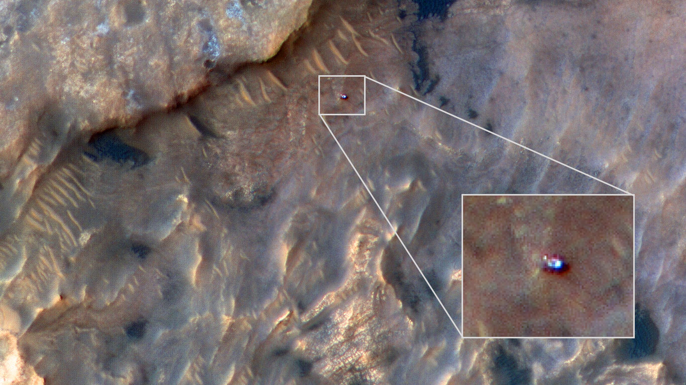 <p>Rover Curiosity se blyští na snímku kamery HiRISE</p>