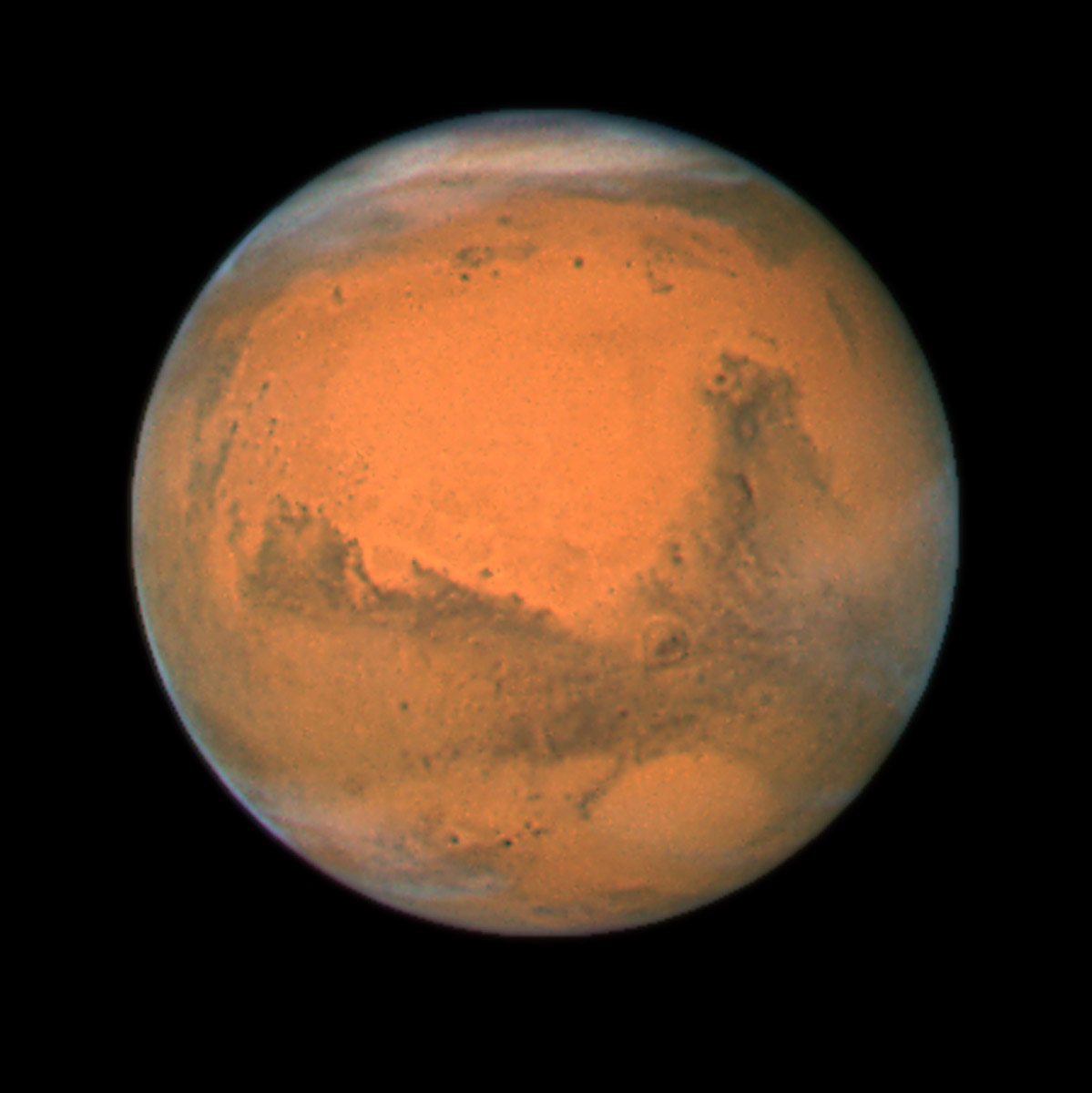 <h3>Rudá planeta Mars</h3><p>Také <strong>Mars</strong> se stal častým a vděčným cílem kamer HST. Koncem roku 2007 se planeta na své dráze kolem Slunce dostala relativně blízko k Zemi a byla dobře pozorovatelná i v malých amatérských dalekohledech. Proto se na ni zaměřil také Hubble. <strong>Snímek pořídila ze vzdálenosti 55 milionů kilometrů Wide Field and Planetary Camera 2: Mars fotografovala v průběhu 36 hodin, aby postupně zachytila celý jeho povrch</strong>; připojená fotografie zahrnuje asi třetinu celkového marsovského glóbu.</p>