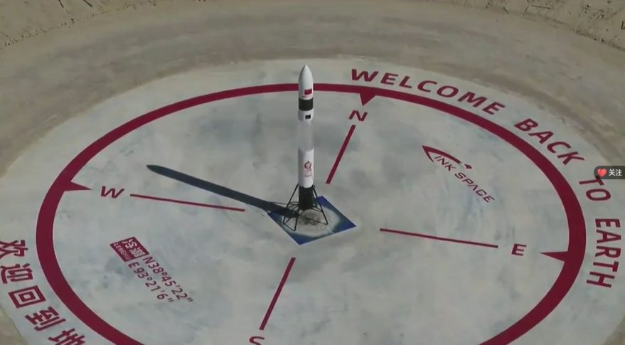 <p>Raketa RLV-T5 na přistávací plošině</p>