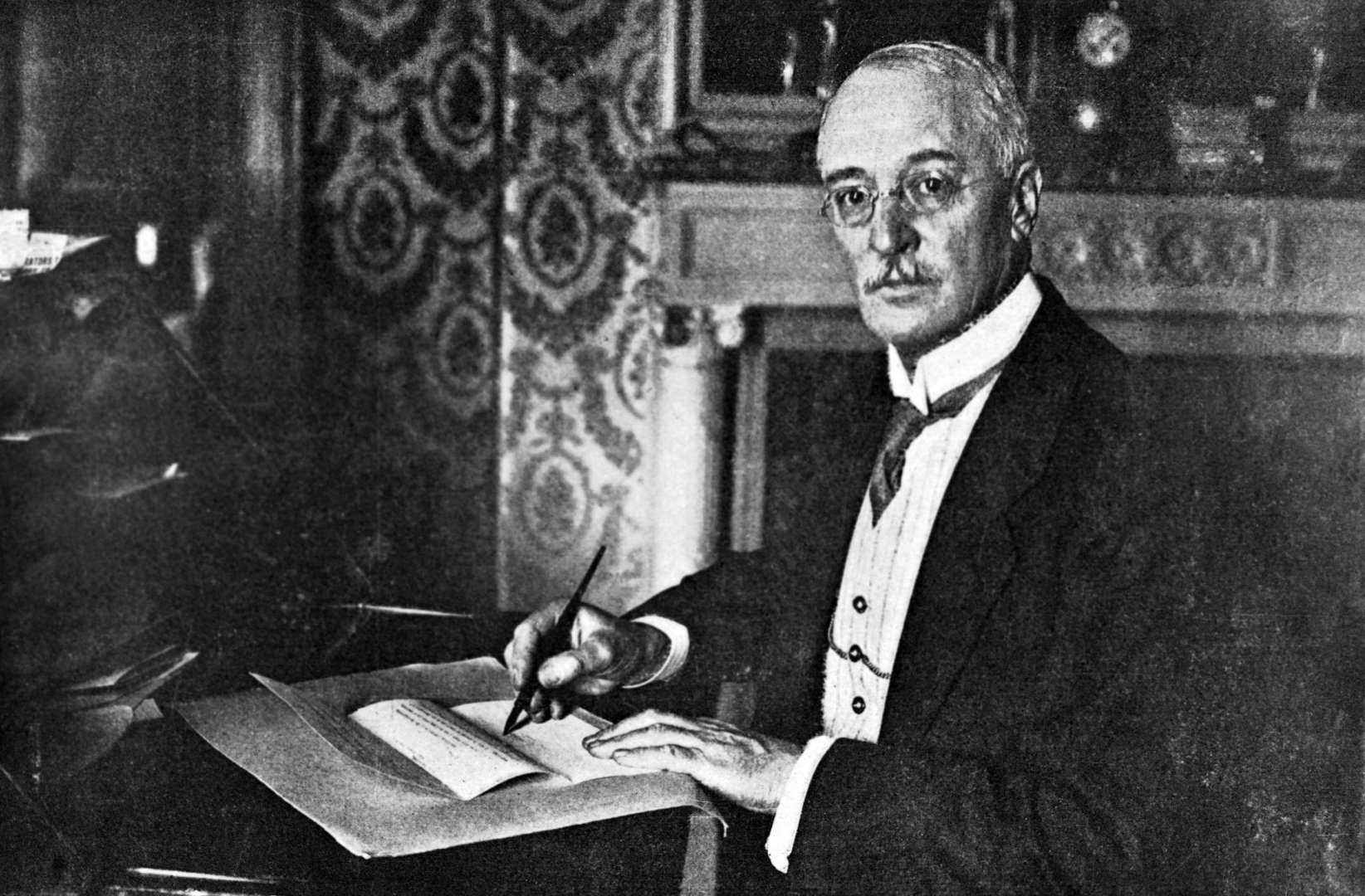 <p>Rudolf Christian Karl Diesel (18. března 1858 Paříž – 30. září 1913) byl německý vynálezce, známý především díky svému motoru.</p>