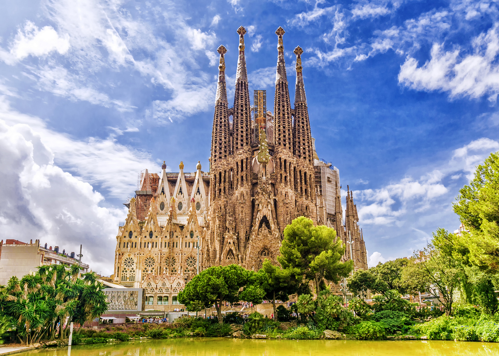 <p>Katedrála Sagrada Família je impozantní, i když zatím není dostavěná. Ve finále ji má zdobit 18 věží; dostavěných jich je ale zatím jen osm a nejvyšší z nich měří 112 metrů.</p>