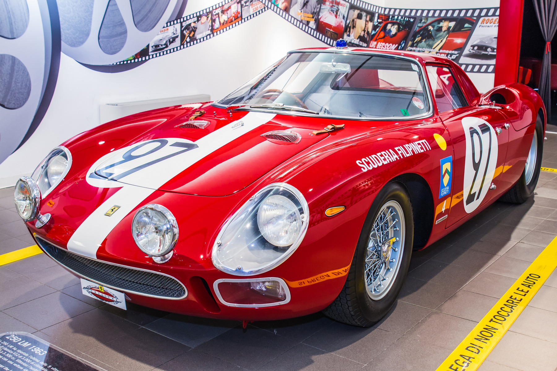 <h3>Téměř sériový sporťák </h3><p><strong>Ferrari 250 LM | 1963–1966 | 413 000 000 Kč</strong></p><p>Toto Ferrari mělo nahradit model 250 GTO ve skupině 3 v kategorii GT – tedy vozidel určených původně na běžné silnice, v nichž se ovšem také závodí. Mezinárodní automobilová federace však odmítla povolit homologaci, protože firma vyrobila mnohem méně než sto kusů, jak požadovala určená hranice. Zmíněný model tak musel soutěžit ve vyšší třídě prototypů až do roku 1966, kdy byl finálně zařazen do kategorie sportovních vozů.</p>