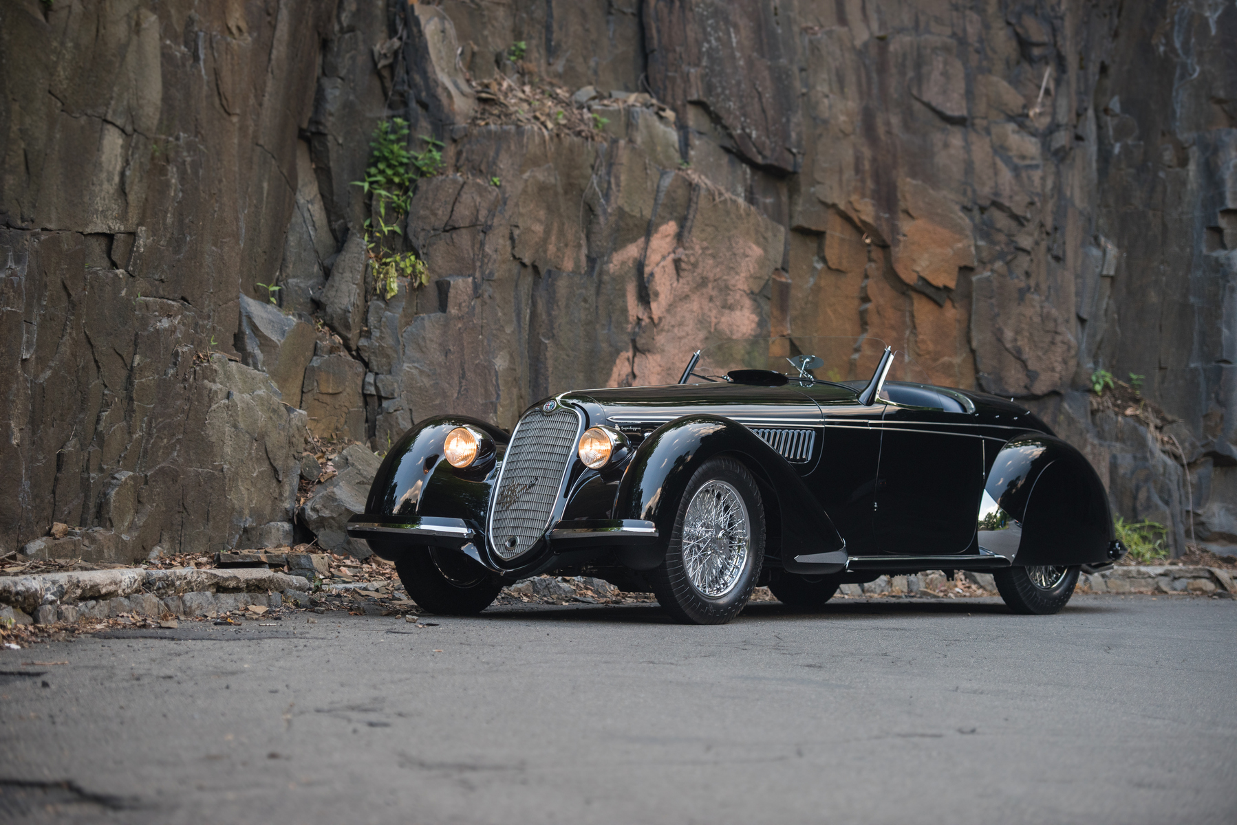 <h3>Meziválečný elegán</h3><p><strong>Alfa Romeo 8C 2900B Lungo Spider | 1939 | 464 000 000 Kč</strong></p><p>Vozy Alfa Romeo z konce 30. let patřily mezi nejvýkonnější a nejprestižnější sportovní modely na trhu, protože využívaly nejpokročilejší technologie své doby. Výkonný osmiválcový motor garantoval vzrušující zážitek na silnici, zatímco elegantní karoserie zajišťovala obdiv okolí. Verze Lungo Spider vznikla pouze ve 12 exemplářích. </p>