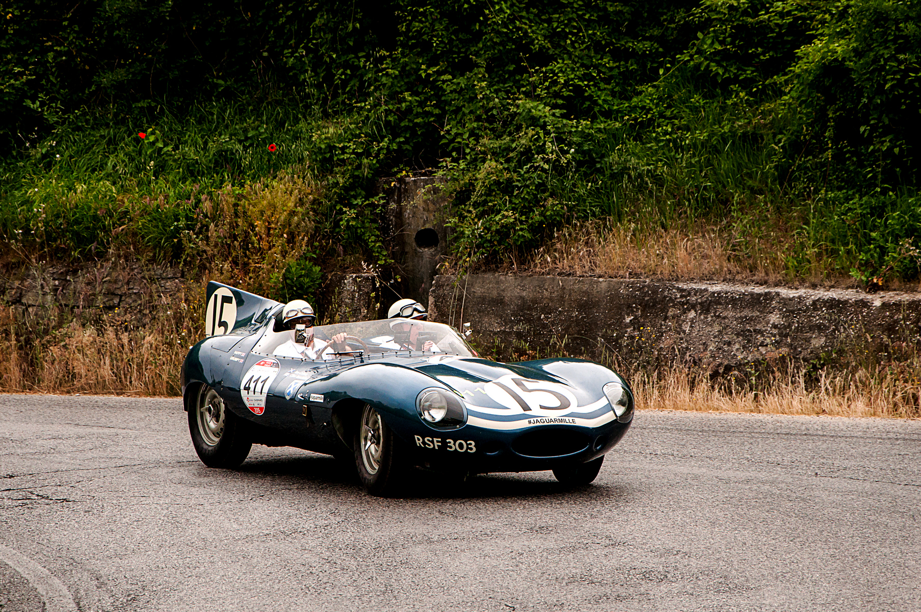 <h3>Nejrychlejší z Le Mans</h3><p><strong>Jaguar D-Type | 1954–1957 | 511 000 000 Kč</strong></p><p>Tento typ Jaguaru se vyráběl v letech 1954–1957, přičemž vzniklo pouze 87 kusů. V roce 1956 se stal celkovým vítězem slavného vytrvalostního závodu v Le Mans. S maximem 278 km/h překonal o 3 km i v té době nejrychlejší Ferrari. Pro klání ve francouzském městě, kde rychlosti běžně překračovaly 240 km/h, dostalo auto masivní stabilizační ploutev, jež zlepšovala aerodynamické vlastnosti. V roce 1957 se pak objevila cestovní verze tohoto typu, určená pro jízdu na běžných silnicích.</p>