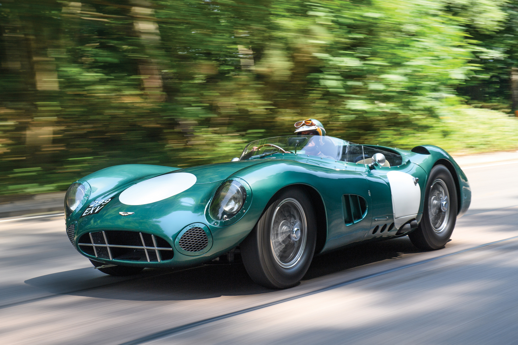 <h3>Vydražená jednička </h3><p><strong>Aston Martin DBR1 | 1956 | 528 000 000 Kč</strong></p><p>Aston Martin DBR1 se stal předloni na aukci v Monterey nejdražším britským vozem, jenž se kdy prodal tímto způsobem. Ve své době ho řídil slavný jezdec sir Stirling Moss a v roce 1959 s ním zvítězil v závodě „Nürburgring 1 000 km“. Vzniklo pouze pět exemplářů a dražený automobil měl pořadové číslo jedna.</p>