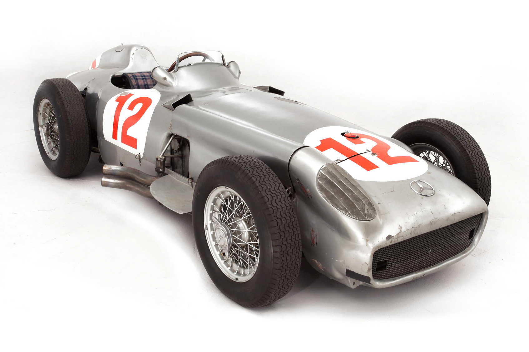 <h3>Legendární monopost </h3><p><strong>Mercedes-Benz W196 | 1954–1955 | 695 000 000 Kč</strong></p><p>Závodní vůz W196 se zúčastnil klání Formule 1 v letech 1954 a 1955, přičemž ho neřídil nikdo jiný než proslulý Juan Manuel Fangio. Šlo o jediné auto s pokročilým mechanickým přímým vstřikováním paliva. V roce 1954 na Velké ceně Francie mělo osmiválcový motor s 275 koňmi, ale díky experimentování si tento Mercedes nakonec vezl pod kapotou 340 koní. V roce 2013 se jediný kus vydražil do soukromých rukou, zbylých devět zůstává ve vlastnictví Mercedesu a v muzeích.</p>
