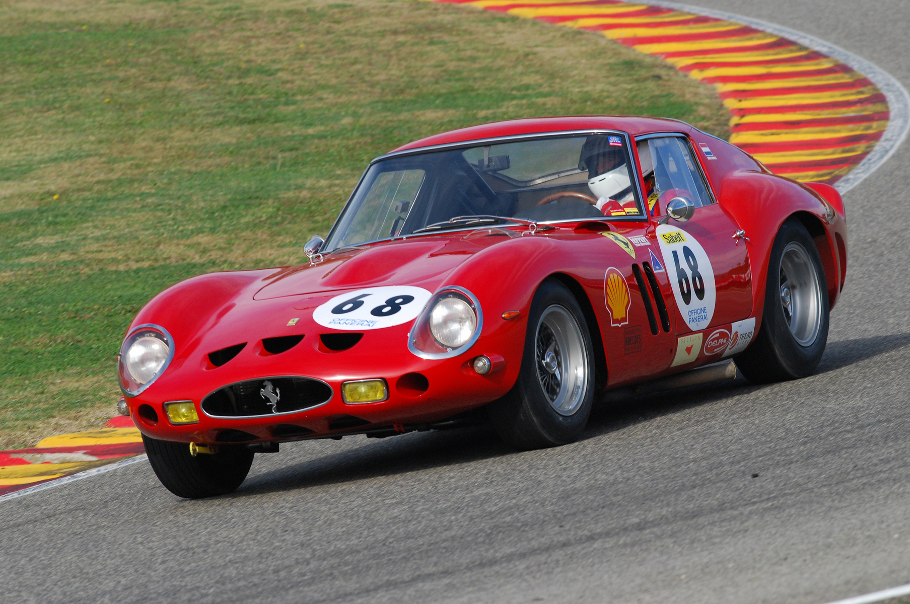 <h3>Rudé vozy z Maranella</h3><p><strong>Ferrari 250 GTO | 1961–1964 | 1 640 000 000 Kč</strong></p><p>Rudých ďáblů s označením GTO vzniklo pouze 39. Uvedený typ se pyšní nejvíce klasicky elegantní kapotou ze všech modelů Ferrari, jež navrhla společnost Carrozzeria Scaglietti. Přestože toto konkrétní auto strávilo kus života na závodech, z nichž si odvezlo řadu titulů, díky péči majitelů a několika generálkám zůstává ve skvělém stavu – což ocenil i kupec zaplacením rekordně vysoké ceny.</p>
