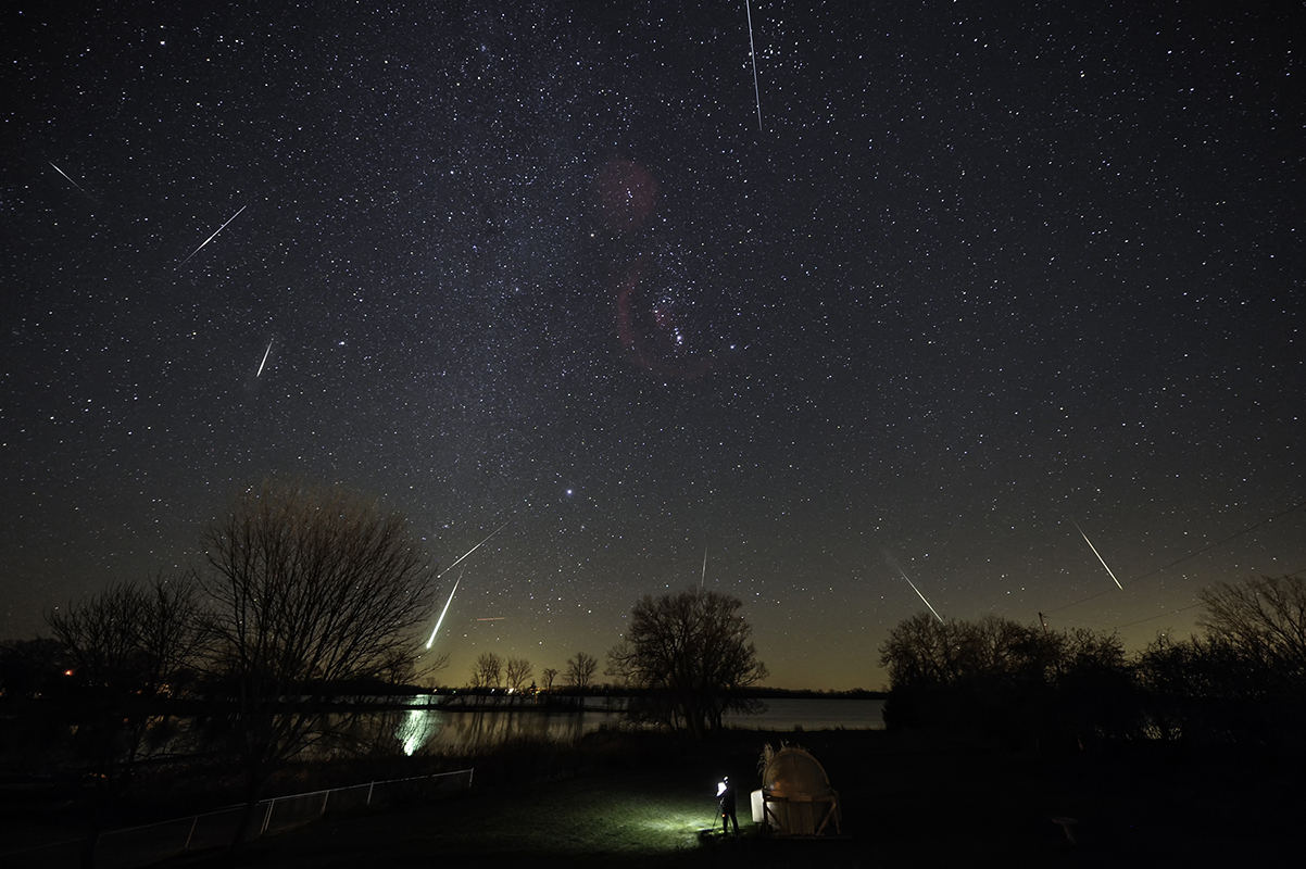 <p>Takto zachytil v roce 2015 meteorický roj Leonid na observatoři v Ontariu astrofotograf Malcolm Park.</p>