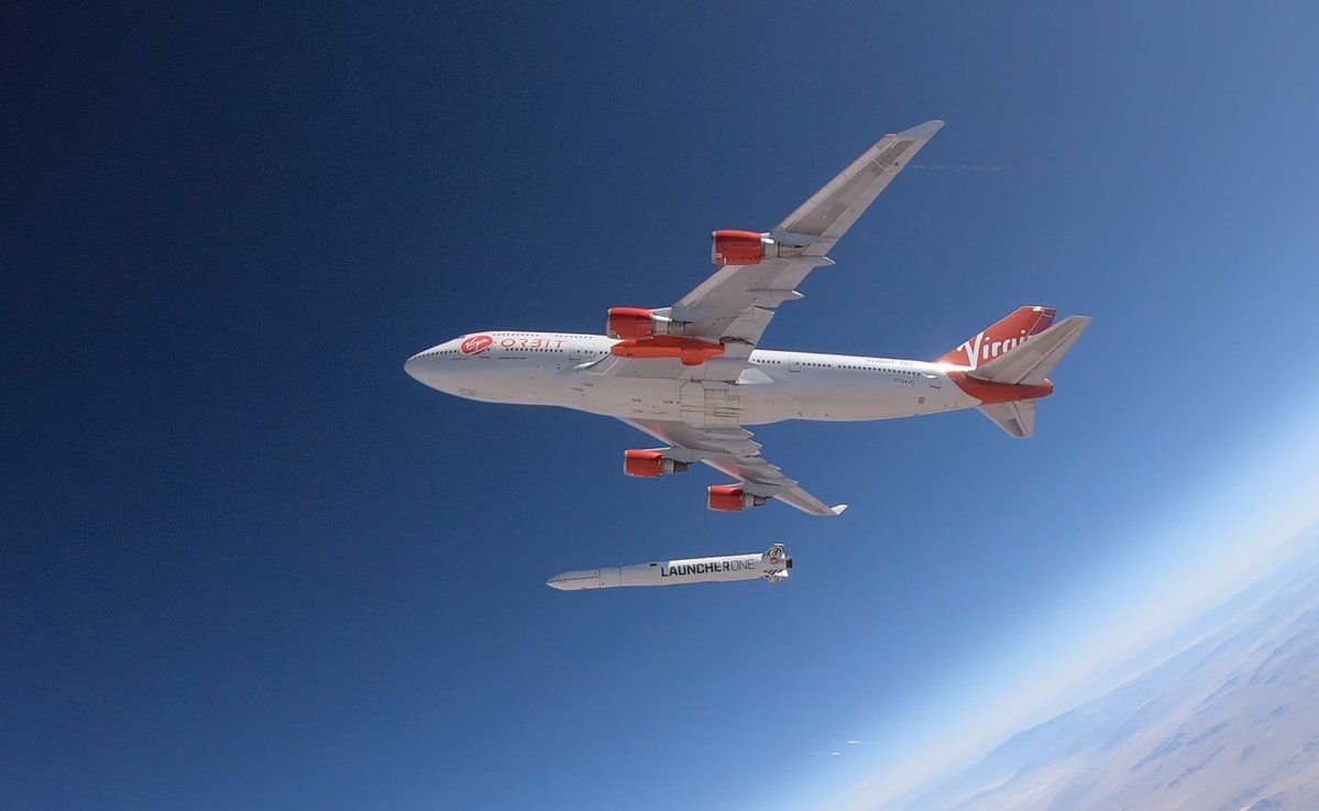 <p>Boeing 747 „Cosmic Girl“ s nosnou raketou LauncherOne</p>