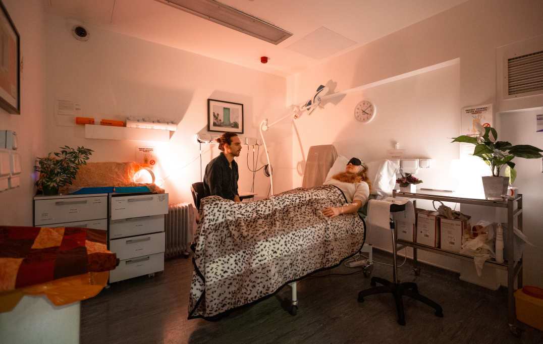 <p>Halucinogen DMT změní elektrickou aktivitu mozku tak, že se chová jako ve chvílích snění</p>