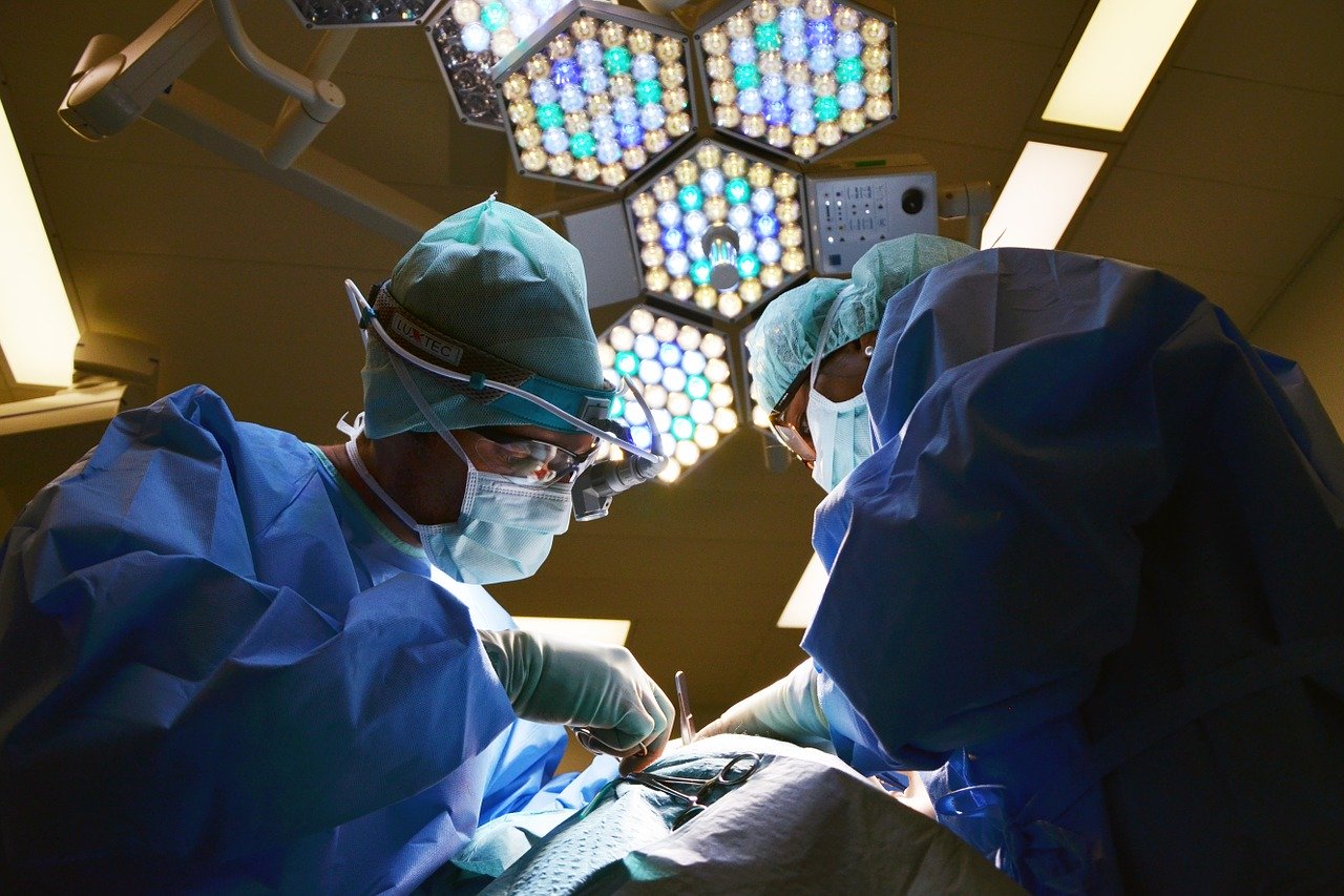 <p>Jak zachránit člověka s drastickým zraněním? Uvést ho do stavu klinické smrti.</p>