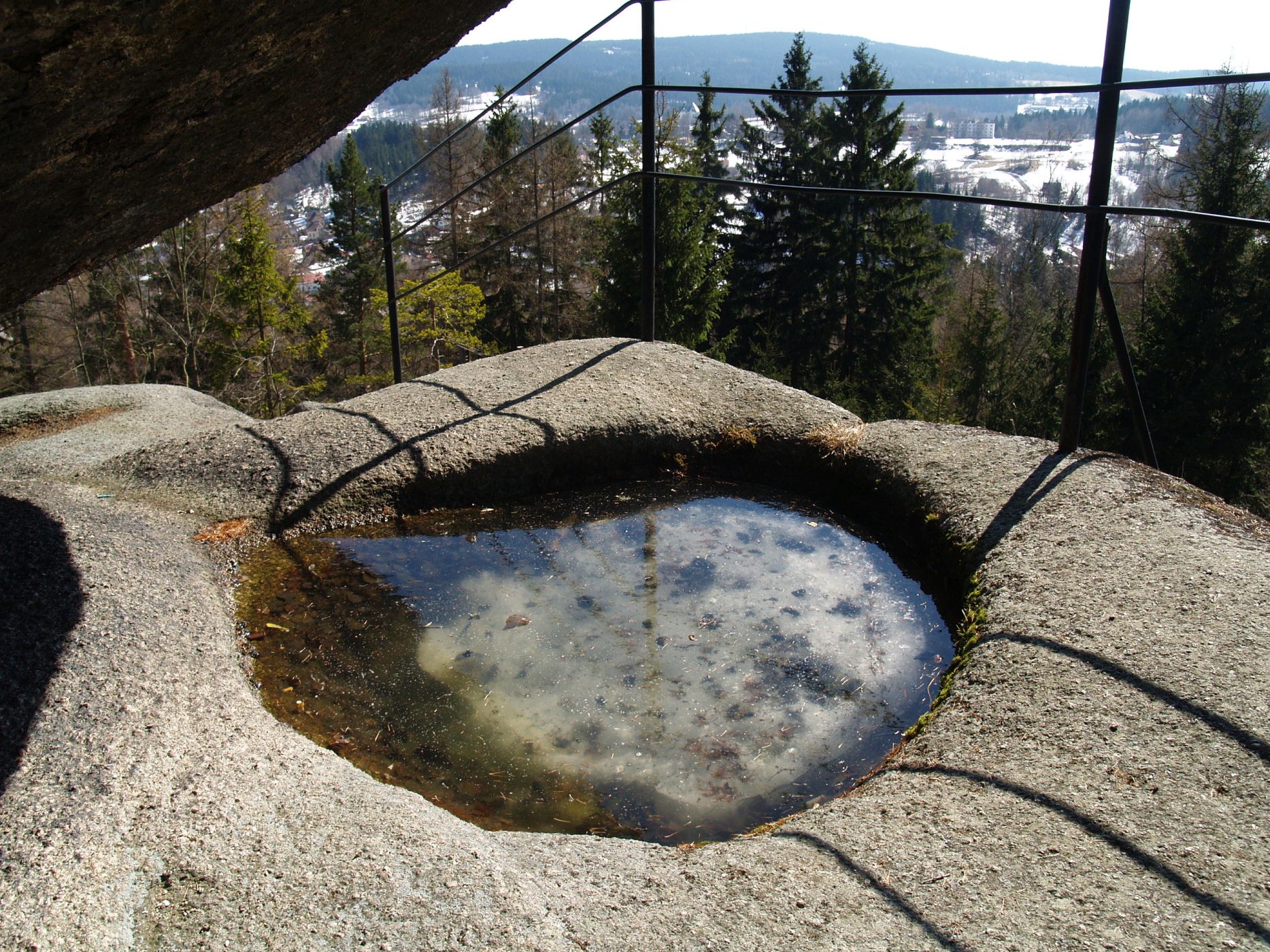 <p>Čertova studánka na Vyhlídce u Smržovky.</p>