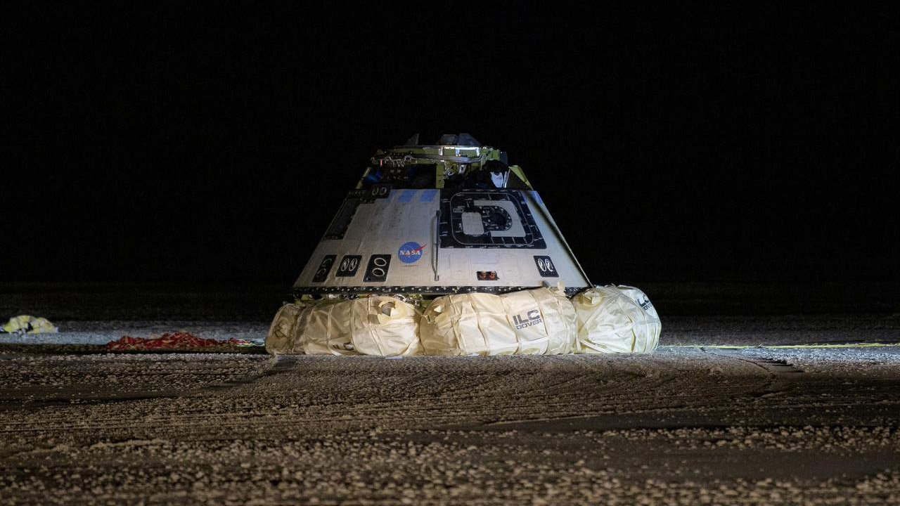 <p>Loď CST-100 Starliner těsně po přistání v Novém Mexiku.</p>