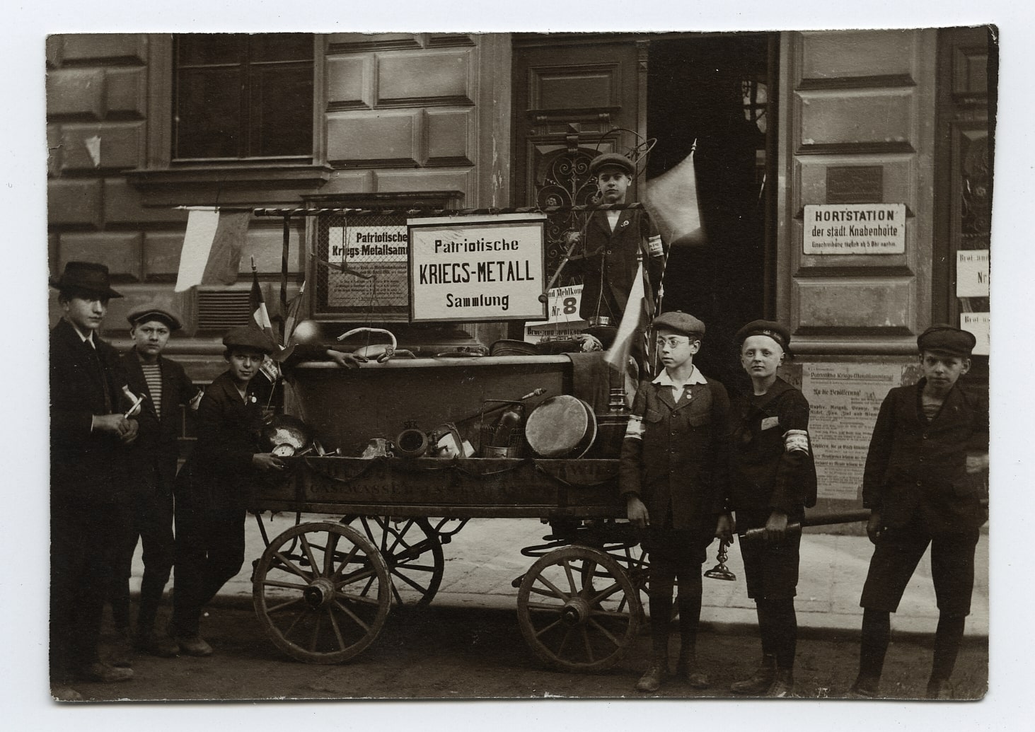 <p>Vídeňští školáci s rukávovými páskami dobrovolníků při sběru kovových předmětů, 1915.</p>
