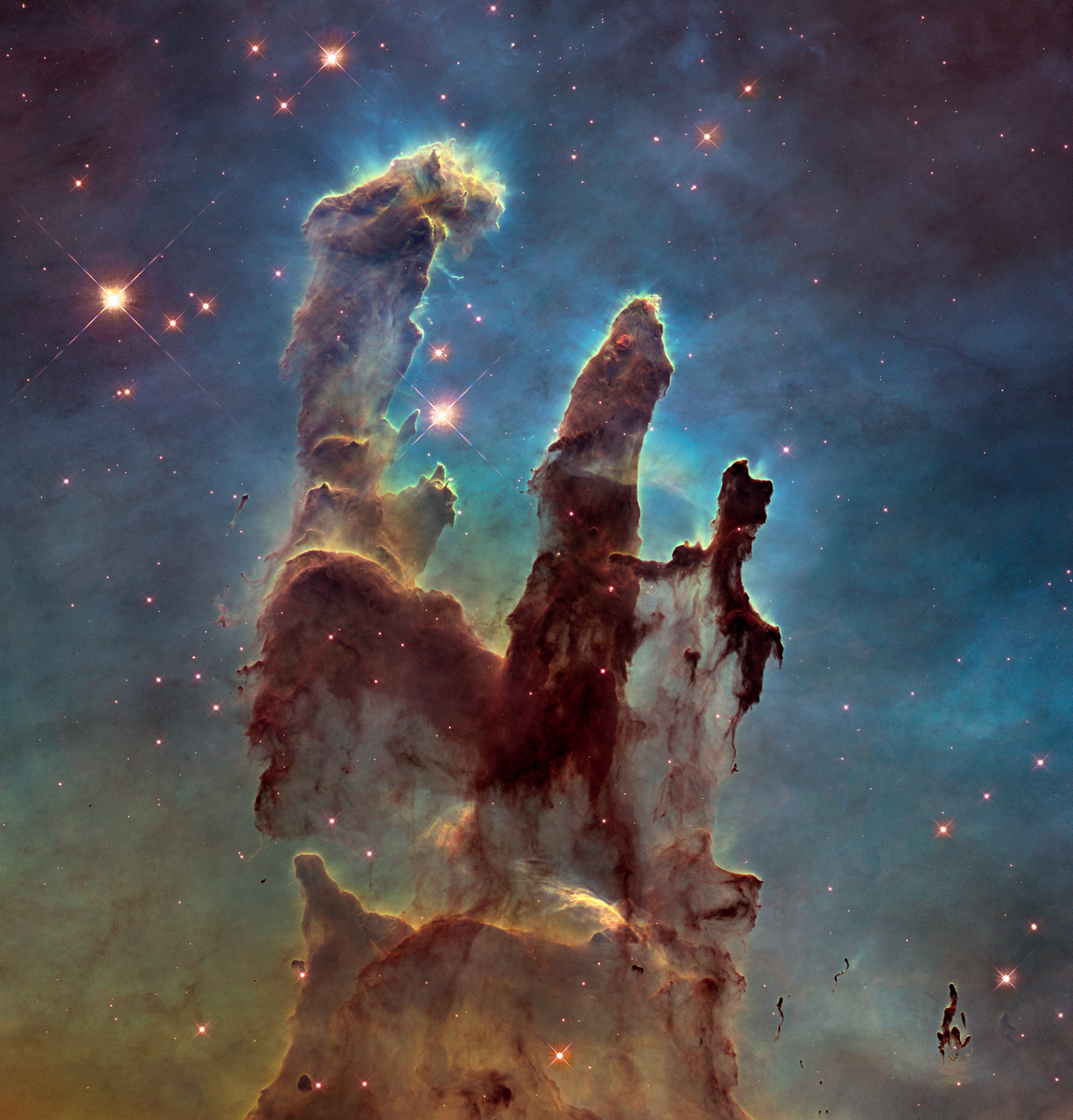 <p>Tři impozantní stožáry plynu a prachu zachycené na tomto snímku jsou součástí slavné <strong>Orlí mlhoviny</strong>, známé také jako <strong>Messier 16</strong>. Tato scenérie patří mezi nejčastěji reprodukované vesmírné obrazy, objevila se na poštovních známkách i ve filmu. Přestože původní snímek nesl jméno „pilíře stvoření“, stejně tak se mohl jmenovat i „pilíře zkázy“. V průběhu času je totiž patrné, jak jsou působením záření mladých hvězd tyto pilíře postupně sežehávány a deformovány vesmírným větrem. Orlí mlhovina se nachází přibližně 6 500 světelných let od Země. </p>