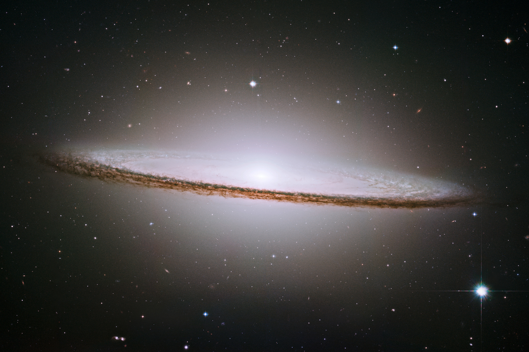 <p>Pozoruhodná spirální galaxie <strong>Sombrero</strong> se nachází v souhvězdí <strong>Panny</strong>, 28 milionů světelných let od Země. Přestože je menší než naše Mléčná dráha, v kupě galaxií v souhvězdí Panny patří mezi největší. Tato galaxie je těsně za hranicí viditelnosti pouhým okem, i s malými dalekohledy je ale poměrně dobře pozorovatelná. <strong>Jedinou komplikací pro pozorování je její zvláštní tvar. Galaxie Sombrero je ze Země vidět „z boku“ – její galaktická rovina a zorný směr svírají úhel pouze 6°</strong>, po jejím obvodu je ale díky tomu dobře viditelný prachový prstenec galaktického disku. Dobře viditelná je také její mimořádně velká centrální výduť, která dala této galaxii jméno – připomíná totiž známý mexický klobouk.</p>