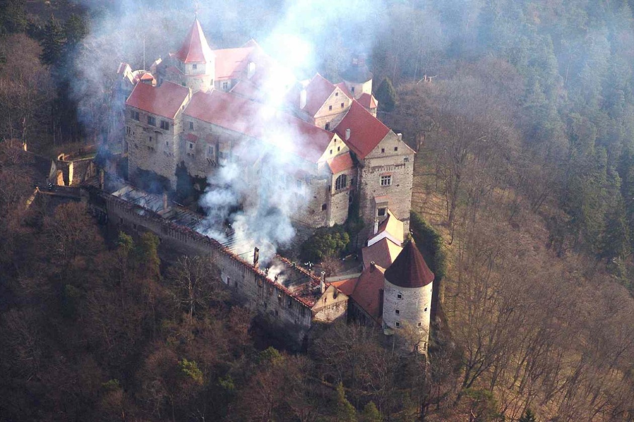 <h3>Gotický hrad v plamenech</h3><p><strong>Požár hradu Pernštejn | 15. dubna 2005</strong></p><p>„Prokletí“ 15. dubna se nevyhnulo ani Česku. Právě v tento den roku 2005 zachvátily plameny hradu Pernštejn. Na záchraně kulturní památky se podílelo 23 profesionálních a dobrovolných jednotek s více než 120 hasiči z kraje Jihomoravského a Vysočina. <strong>Přesnou příčinu vzniku požáru se nepodařilo zjistit. Z pracovních verzí je nejpravděpodobnější chemické samovznícení způsobené zatečením laku</strong> (po lakování a broušení dřevěné podlahy) do prachových podílů a obilných plev pod podlahou 1. nadzemního patra. Přímá škoda způsobená požárem byla vyčíslena na 100 milionů korun. Škodu na předmětech v mobiliáři lze však jen velmi těžko vyčíslit, protože <strong>ztráta některých historických předmětů či stavebních prvků je nenahraditelná.</strong></p>