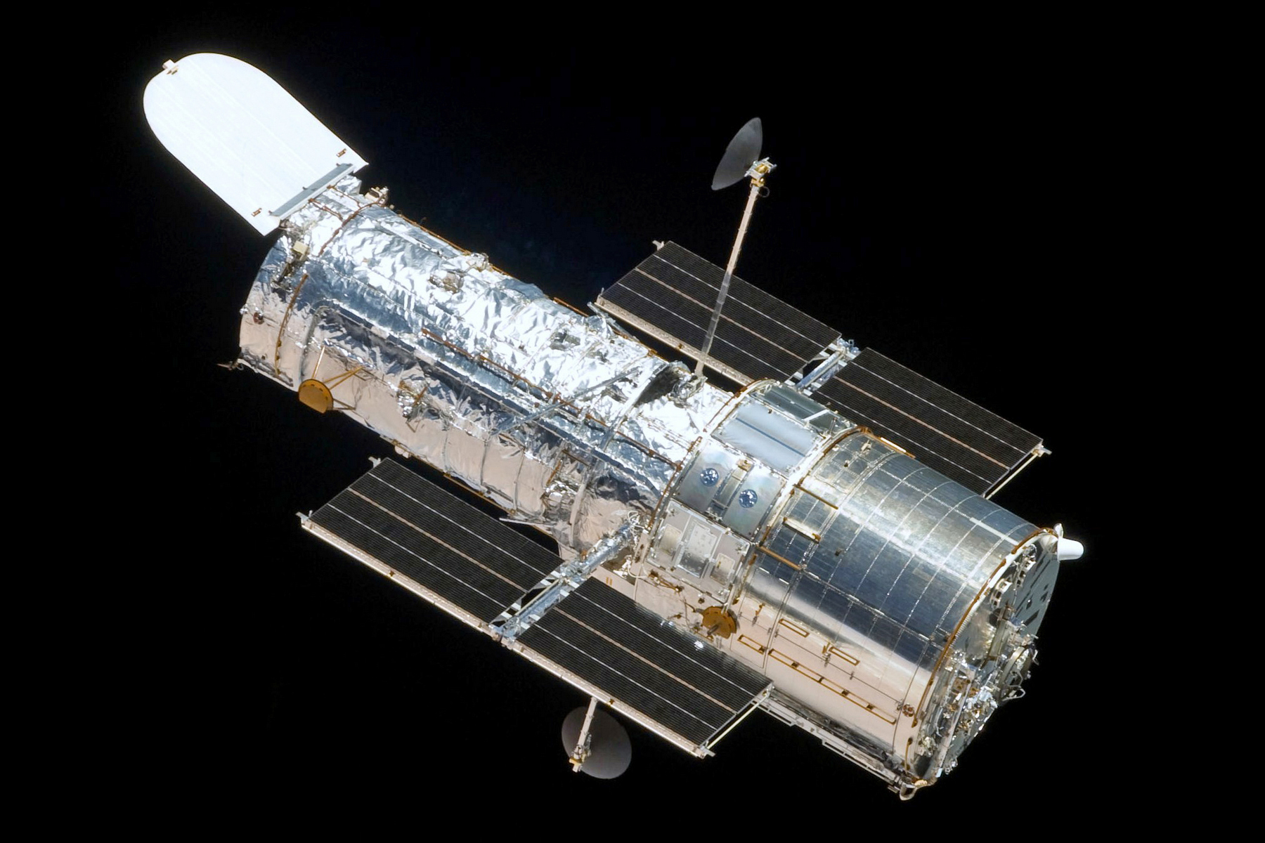 <h3>Hubbleův kosmický teleskop</h3><p><strong>V provozu od roku:</strong> 1990</p><p><strong>Průměr:</strong> 4,3 m</p><p><strong>Hubbleův vesmírný dalekohled (HST)</strong> proslul jako výjimečný astronomický přístroj i mezi laickou veřejností. Nese jméno významného astronoma Edwina Hubblea a na oběžnou dráhu zamířil 24. dubna 1990 na palubě raketoplánu. Dokáže pozorovat v oboru viditelného světla, ultrafialového a blízkého infračerveného záření, jeho celková délka činí 13,1 m a průměr 4,3 m.</p><p><strong>Jelikož zvládne „zaostřit“ jak na objekty na hranici vesmíru, tak na nejbližší sousedy naší planety, je jeho oblast zájmu velmi široká</strong>. Čas od času se využíval i k pozorování těles Sluneční soustavy, Měsícem počínaje a kometami konče. Do mozaiky poznání přispěly snímky prakticky všech planet – HST sledoval „počasí“ na Venuši, Marsu, Jupiteru, Saturnu, Uranu a Neptunu, polární záře na dvou největších plynných obrech, písečné bouře na rudé planetě, detaily na měsících Io či Titan a stranou zájmu nezůstala ani trpasličí planeta Pluto nebo planetky.</p><p><strong>Nejpřekvapivější poznatky však Hubble získal při výzkumu nejvzdálenějších objektů:</strong> Astronomové mohli studovat do té doby nespatřené odlehlé galaxie, zrychlující se rozpínání vesmíru, rozložení skryté hmoty či projevy dosud neznámé temné energie. Teleskop rovněž přispěl k určení stáří kosmu a v poslední době se využívá kupříkladu k určení tzv. Hubbleovy konstanty, tj. rychlosti vesmírné expanze. Ukazuje se, že v současnosti se kosmos rozpíná asi o 9 % rychleji než krátce po Velkém třesku, přičemž vysvětlení astronomové stále hledají.</p>
