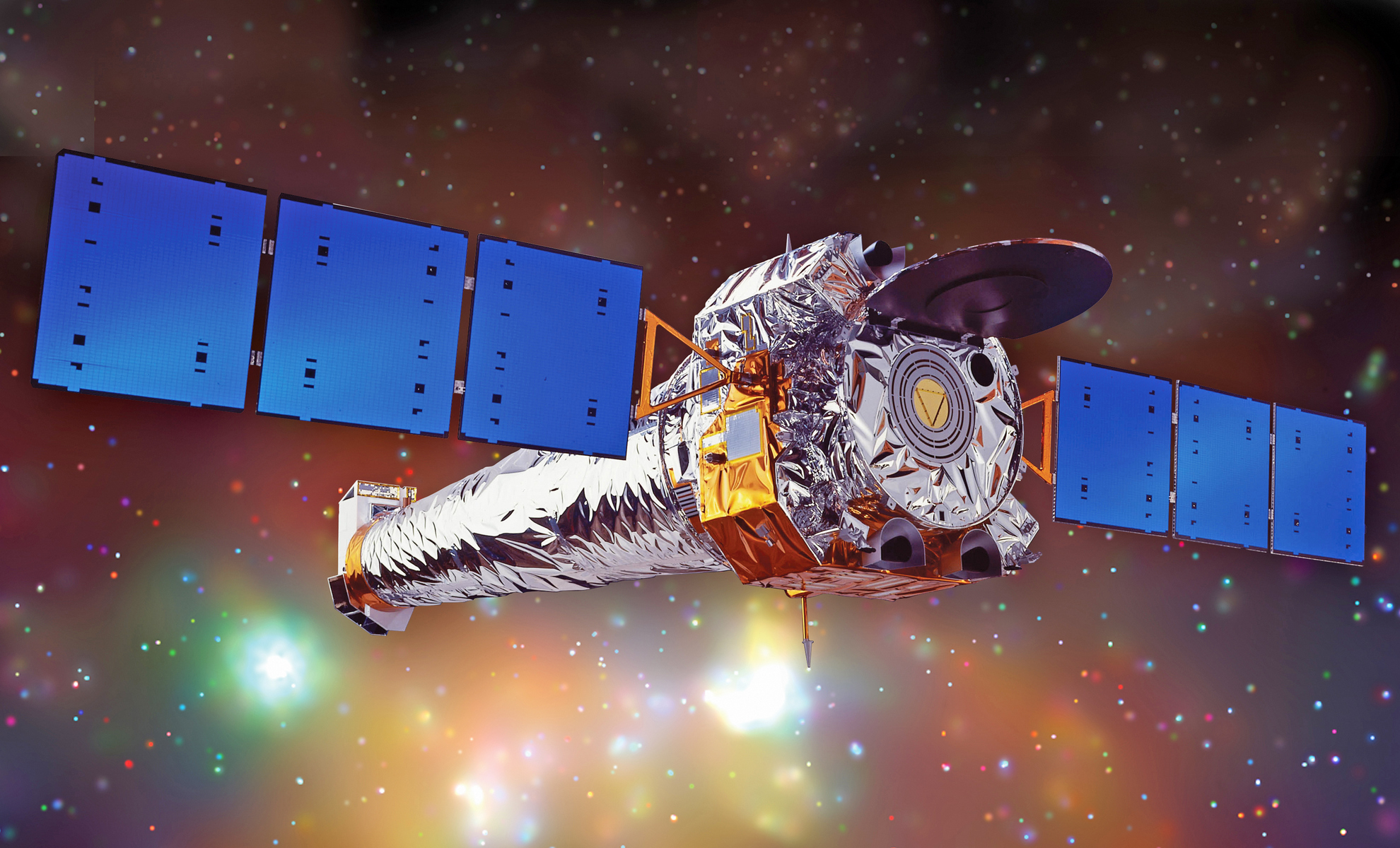 <h3>Rentgenová observatoř Chandra</h3><p><strong>V provozu od roku:</strong> 1999<br /><strong>Průměr:</strong> 1,2 m</p><p>Astronomická družice <strong>Chandra</strong> (Chandra X-ray Observatory) zamířila na zemskou orbitu 23. července 1999 v nákladovém prostoru raketoplánu Columbia v rámci mise STS-93. Na rozdíl od HST není uzpůsobena pro průběžné opravy, navíc kolem Země krouží po velmi vzdálené dráze s dobou oběhu delší než 60 hodin. <strong>Astronomům umožnila zatím nejpodrobnější pohled do vesmíru v oboru vysokých energií, tj. v oblasti rentgenového záření</strong>, a mimo jiné slouží k pozorování vzdálených černých děr.</p><p>Chandra získala kromě jiného přesvědčivé důkazy podporující existenci neviditelné látky, tzv. skryté hmoty, která – jak astronomové předpokládají – tvoří zhruba čtvrtinu celkové hmoty a energie vesmíru. Vědci observatoř využili rovněž ke studiu temné energie, exotické síly způsobující zrychlenou kosmickou expanzi.</p>