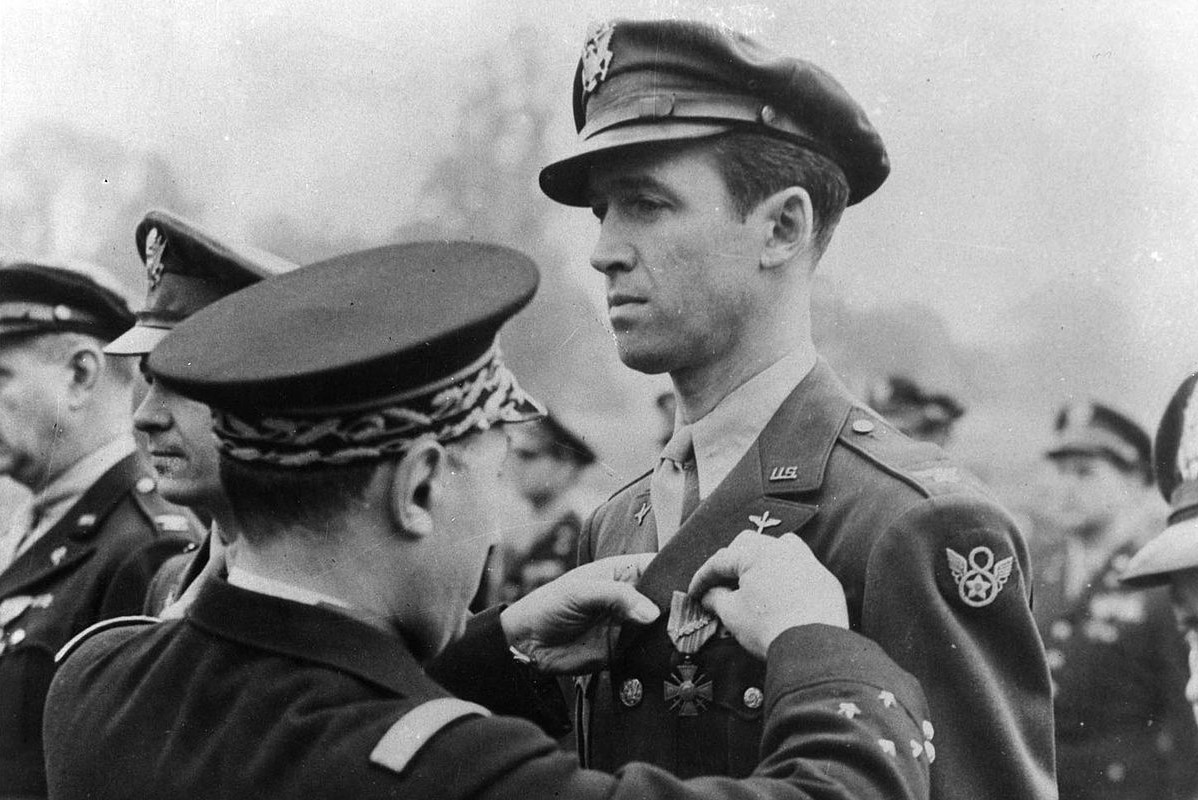 <p>James Stewart to dotáhl až na brigádního generála.</p>